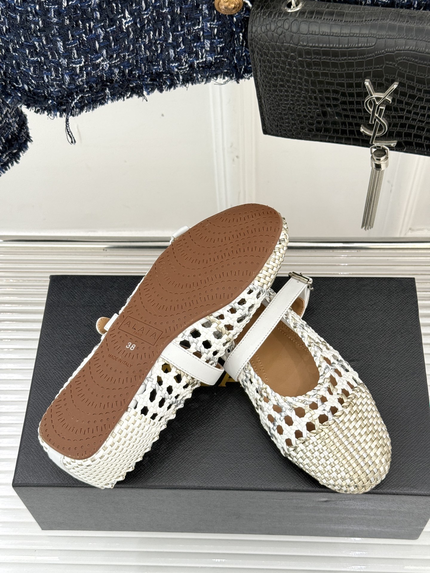 ALAIA|阿莱亚经典镂空编织玛丽珍鞋
每一处细节都彰显着法式精致。
独特的镂空编织工艺 似有若无地展