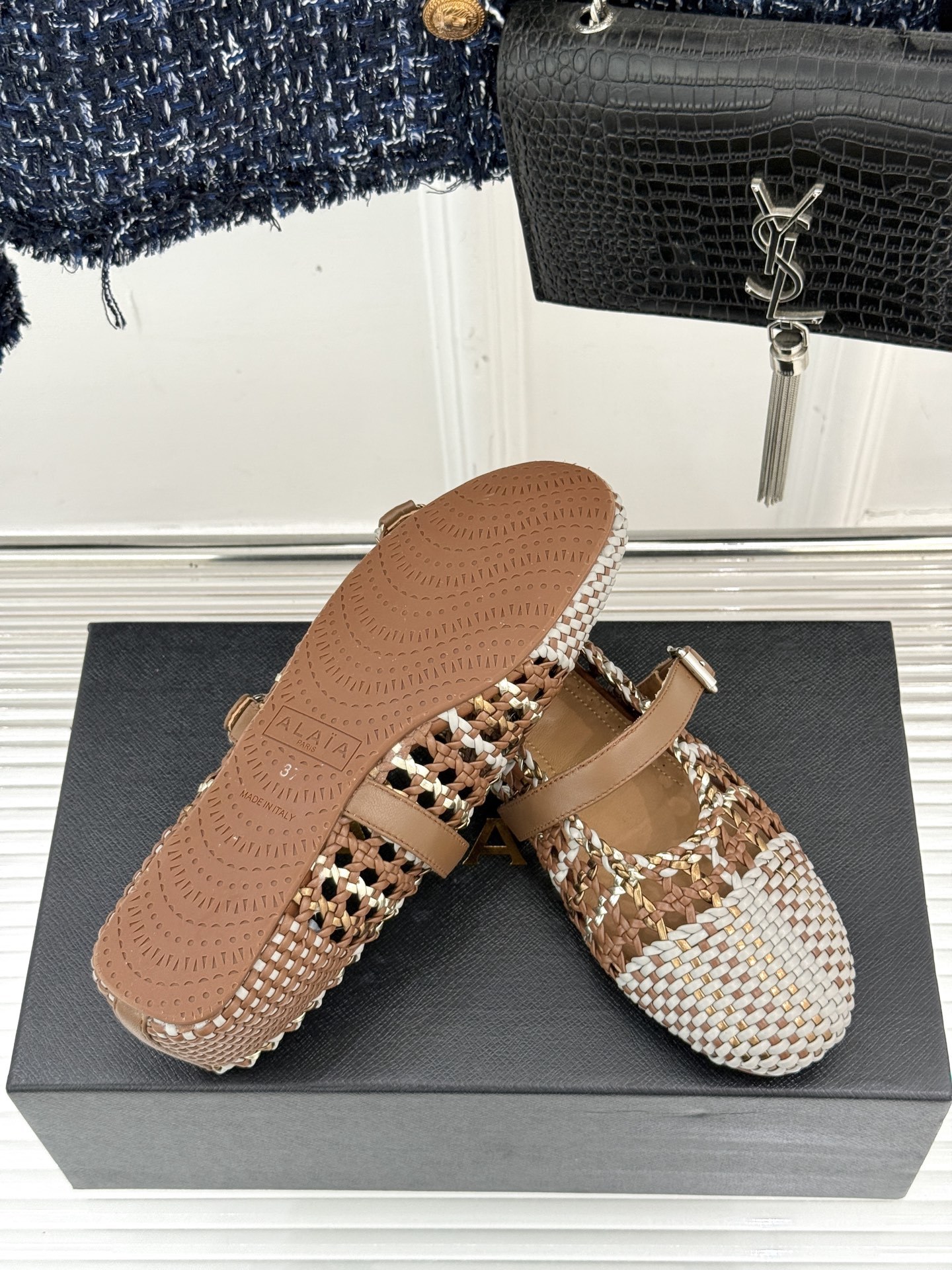 ALAIA|阿莱亚经典镂空编织玛丽珍鞋
每一处细节都彰显着法式精致。
独特的镂空编织工艺 似有若无地展