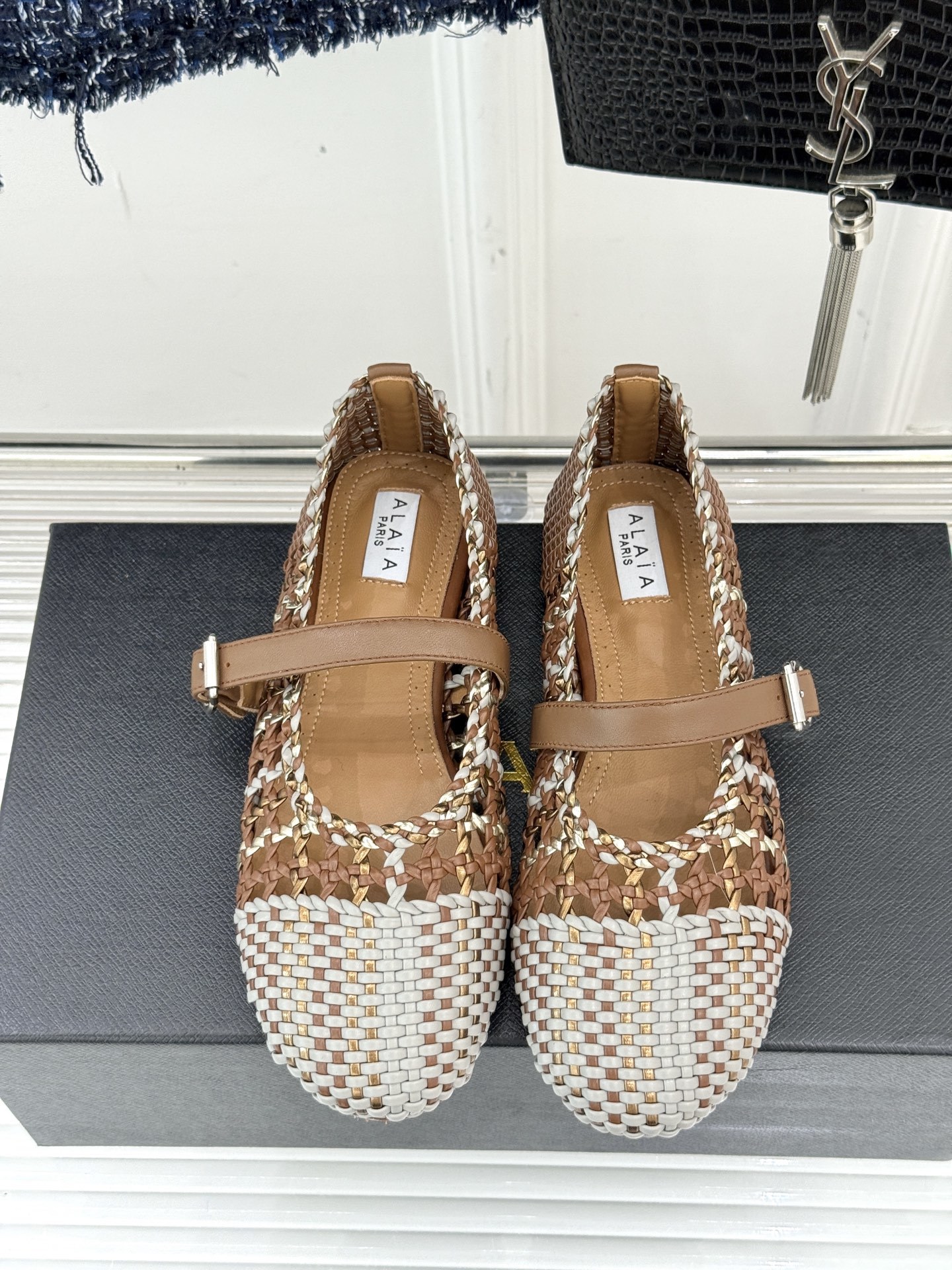 ALAIA|阿莱亚经典镂空编织玛丽珍鞋
每一处细节都彰显着法式精致。
独特的镂空编织工艺 似有若无地展