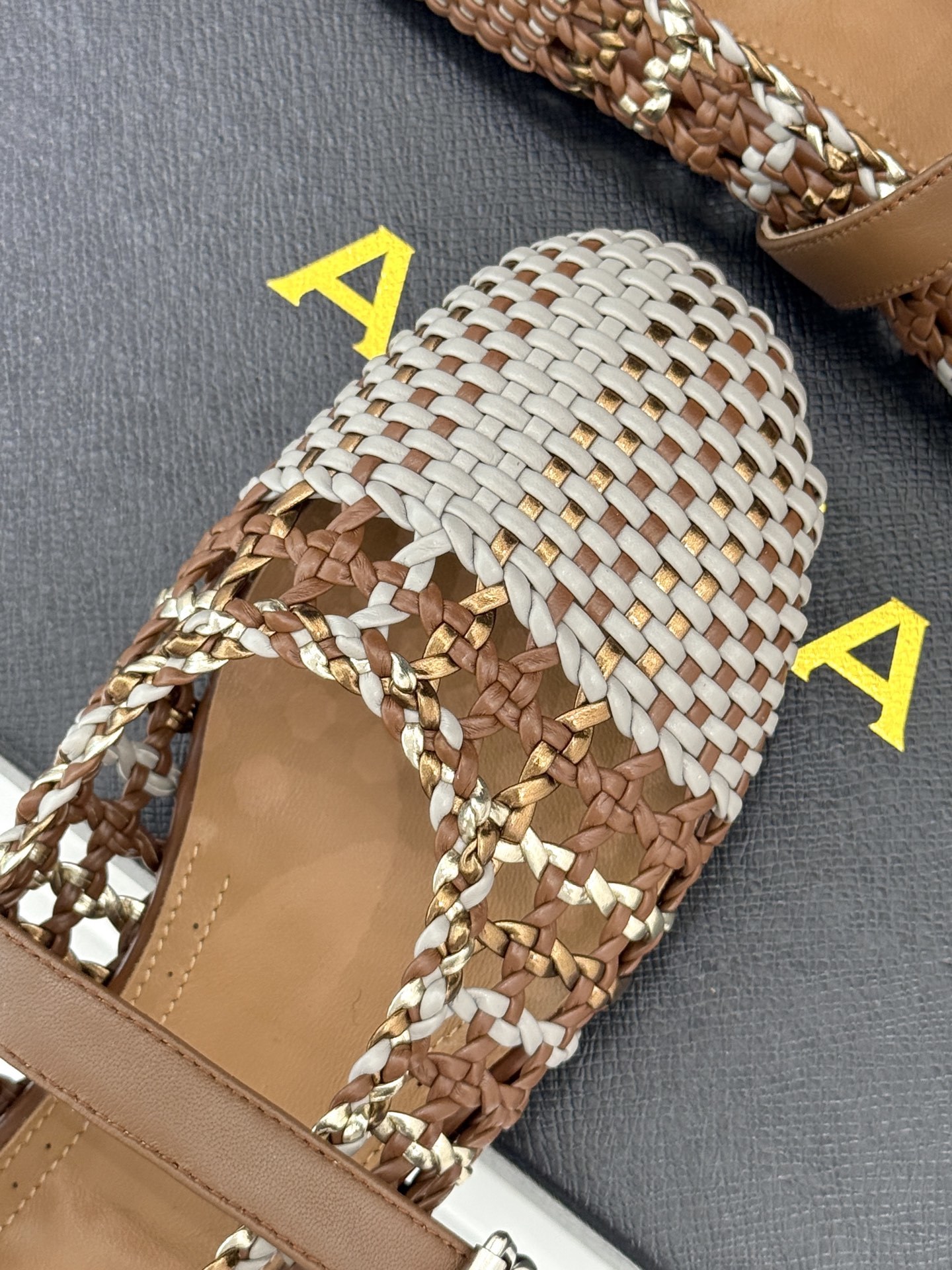 ALAIA|阿莱亚经典镂空编织玛丽珍鞋
每一处细节都彰显着法式精致。
独特的镂空编织工艺 似有若无地展