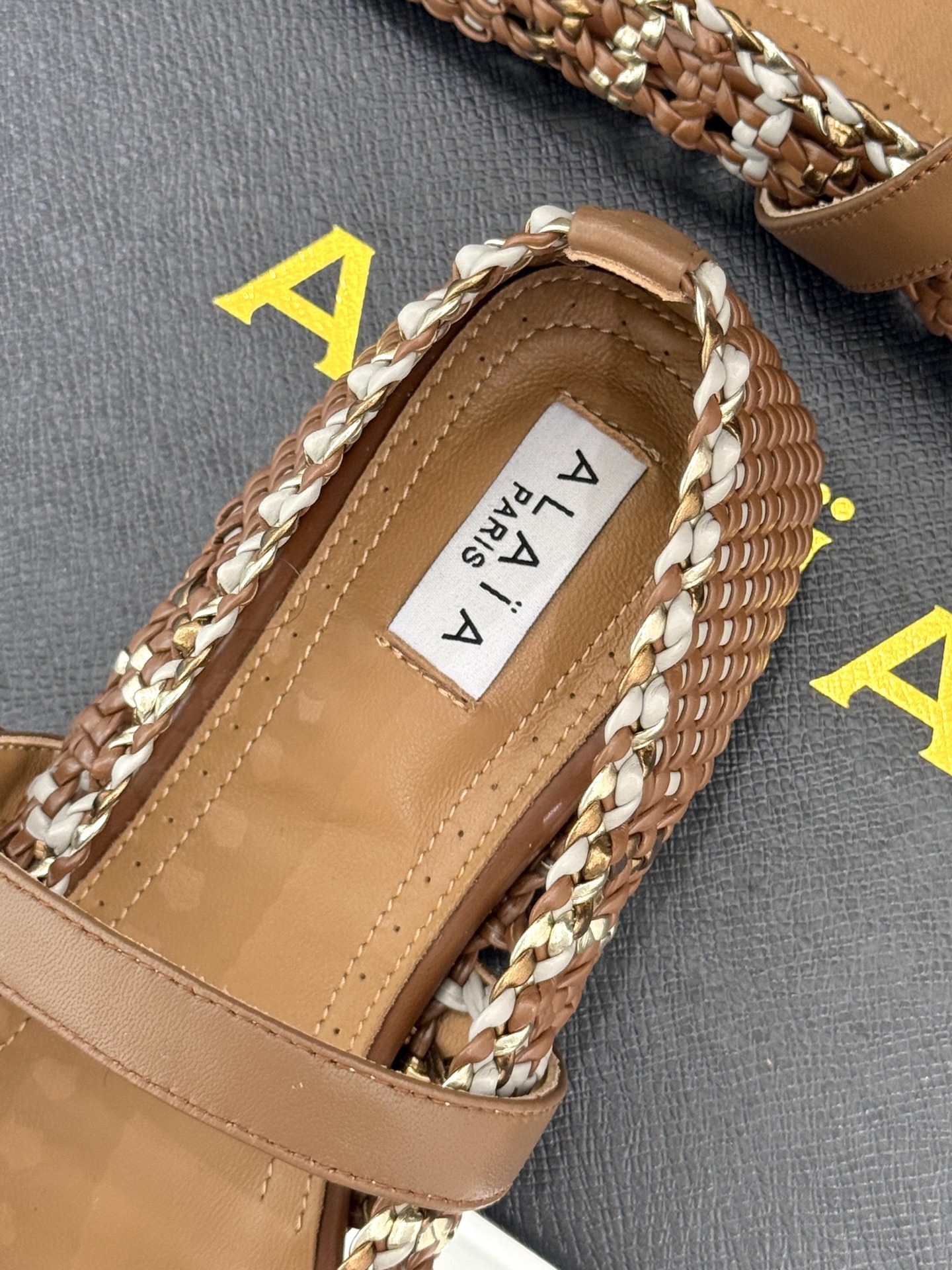 ALAIA|阿莱亚经典镂空编织玛丽珍鞋
每一处细节都彰显着法式精致。
独特的镂空编织工艺 似有若无地展
