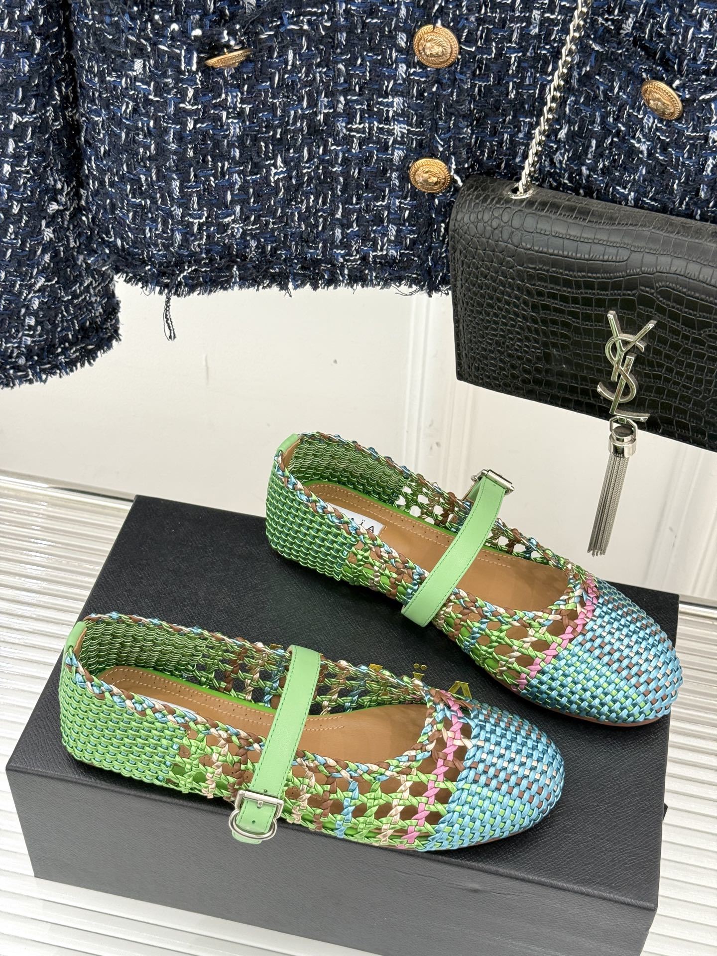 ALAIA|阿莱亚经典镂空编织玛丽珍鞋
每一处细节都彰显着法式精致。
独特的镂空编织工艺 似有若无地展