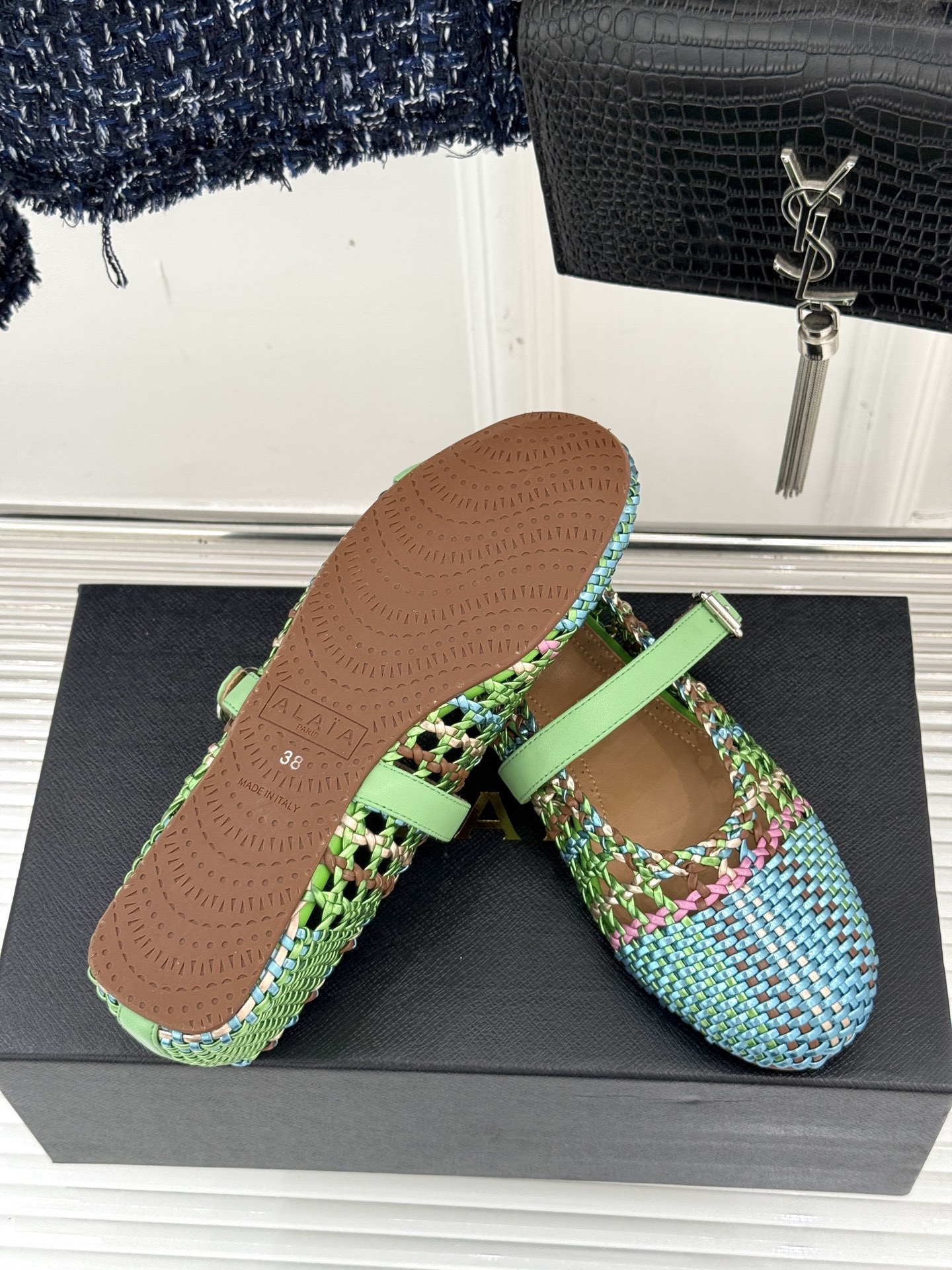 ALAIA|阿莱亚经典镂空编织玛丽珍鞋
每一处细节都彰显着法式精致。
独特的镂空编织工艺 似有若无地展