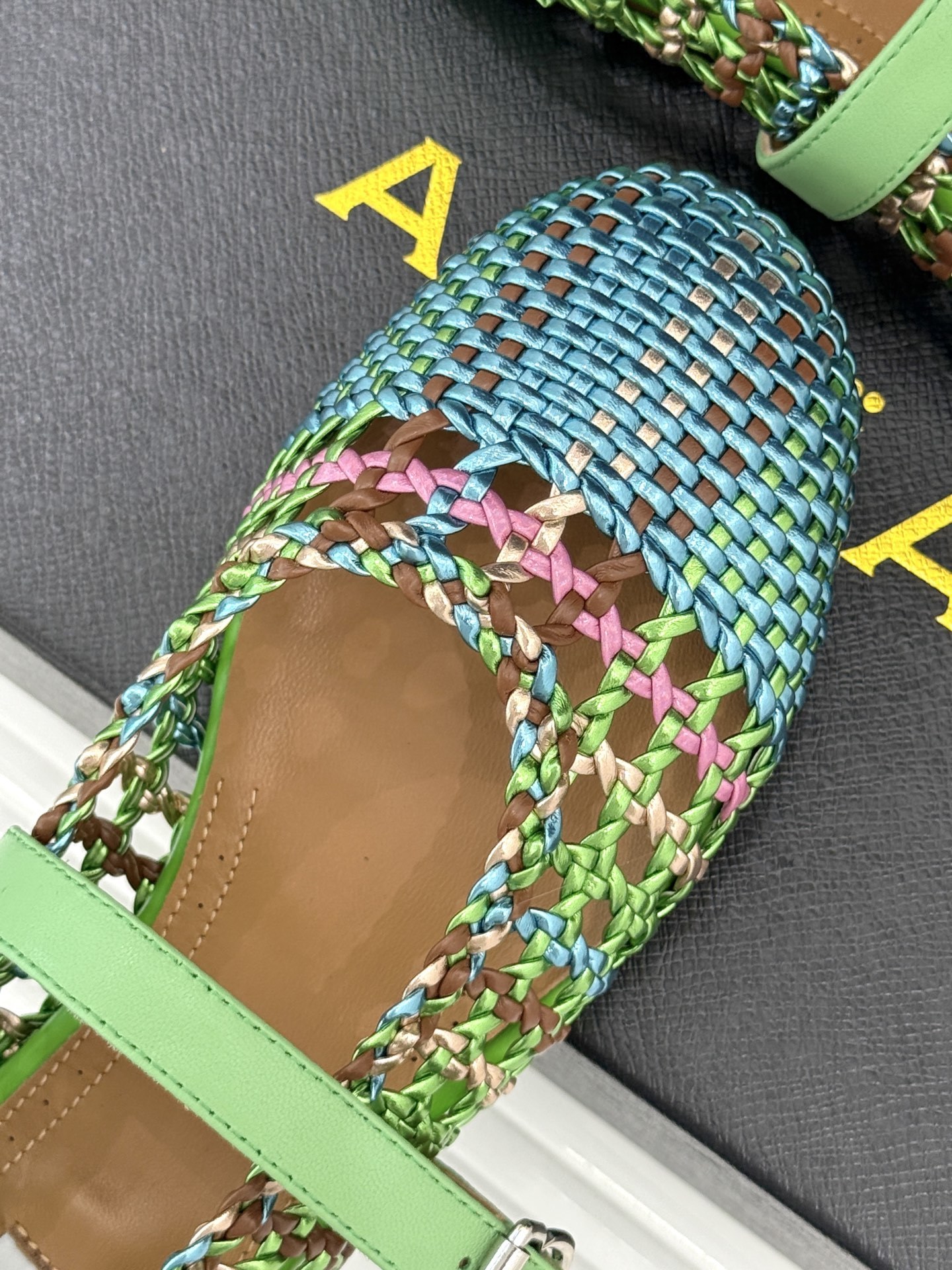 ALAIA|阿莱亚经典镂空编织玛丽珍鞋
每一处细节都彰显着法式精致。
独特的镂空编织工艺 似有若无地展