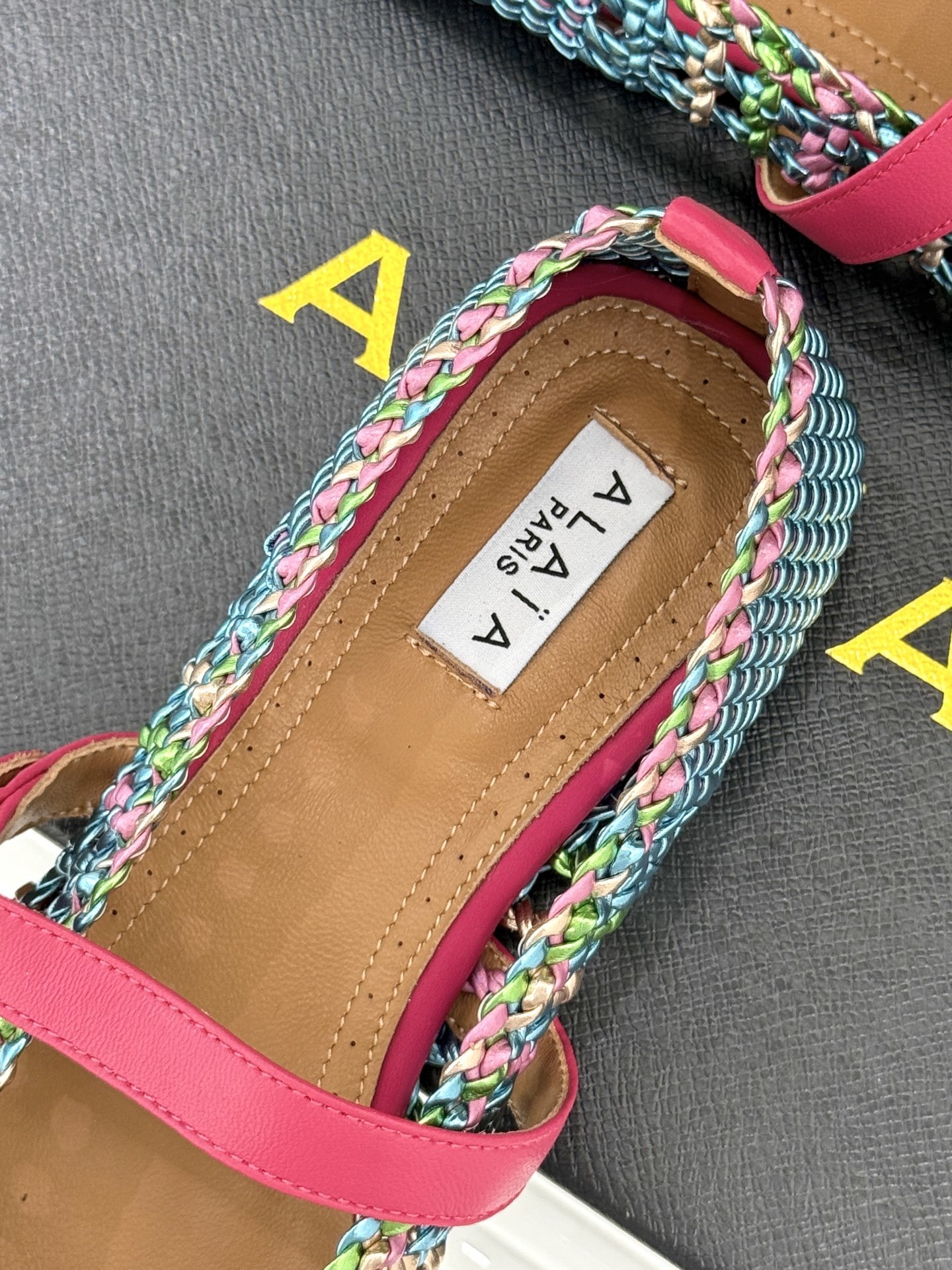 ALAIA|阿莱亚经典镂空编织玛丽珍鞋
每一处细节都彰显着法式精致。
独特的镂空编织工艺 似有若无地展