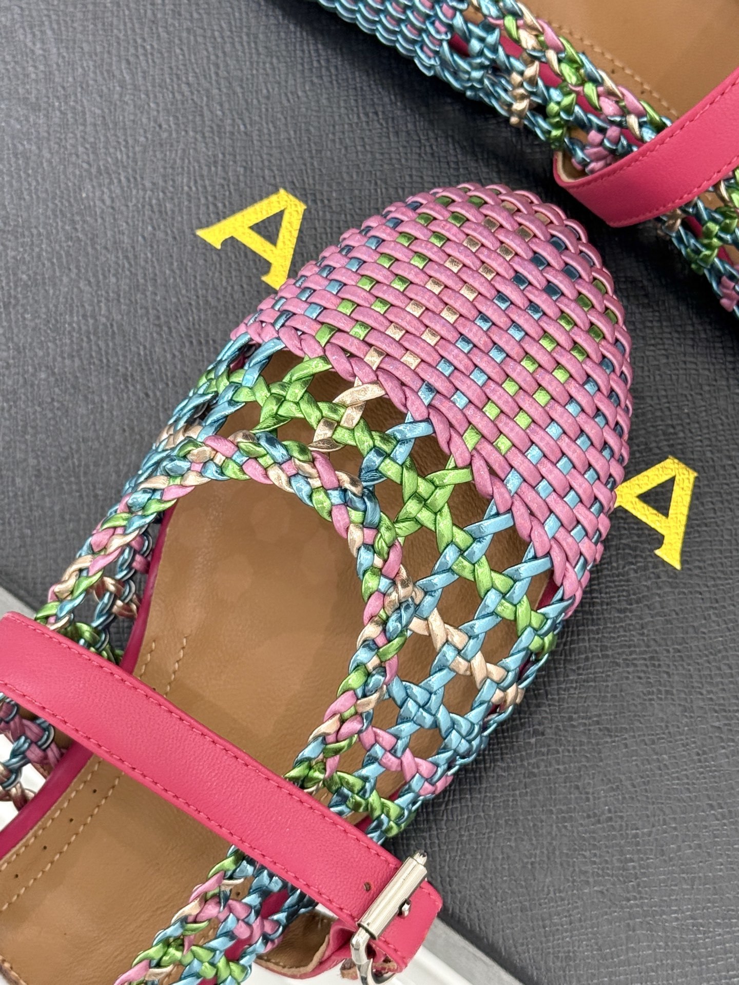 ALAIA|阿莱亚经典镂空编织玛丽珍鞋
每一处细节都彰显着法式精致。
独特的镂空编织工艺 似有若无地展