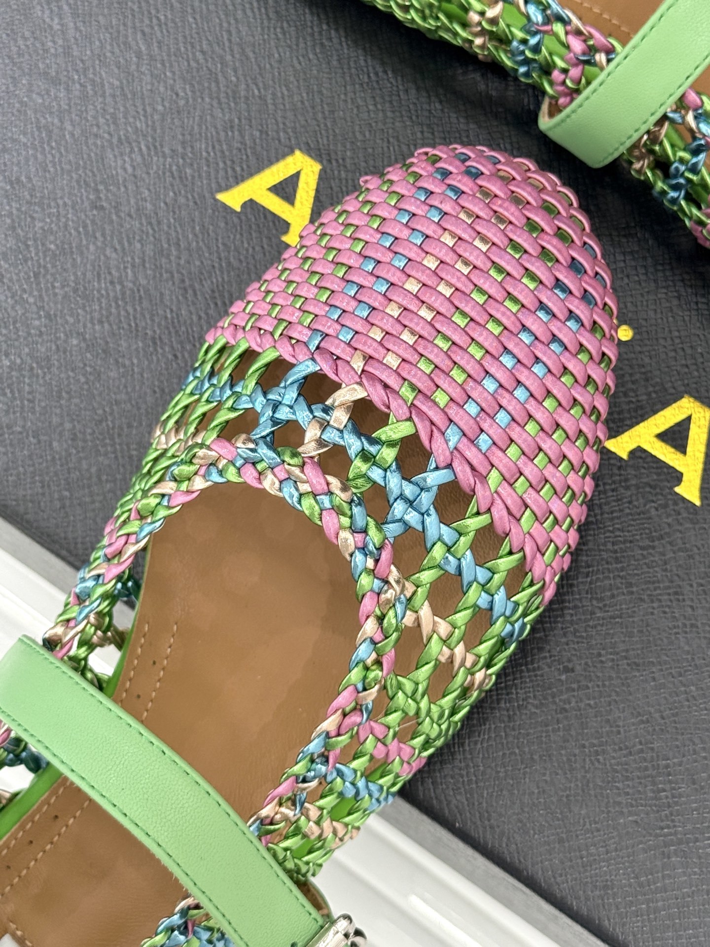 ALAIA|阿莱亚经典镂空编织玛丽珍鞋
每一处细节都彰显着法式精致。
独特的镂空编织工艺 似有若无地展