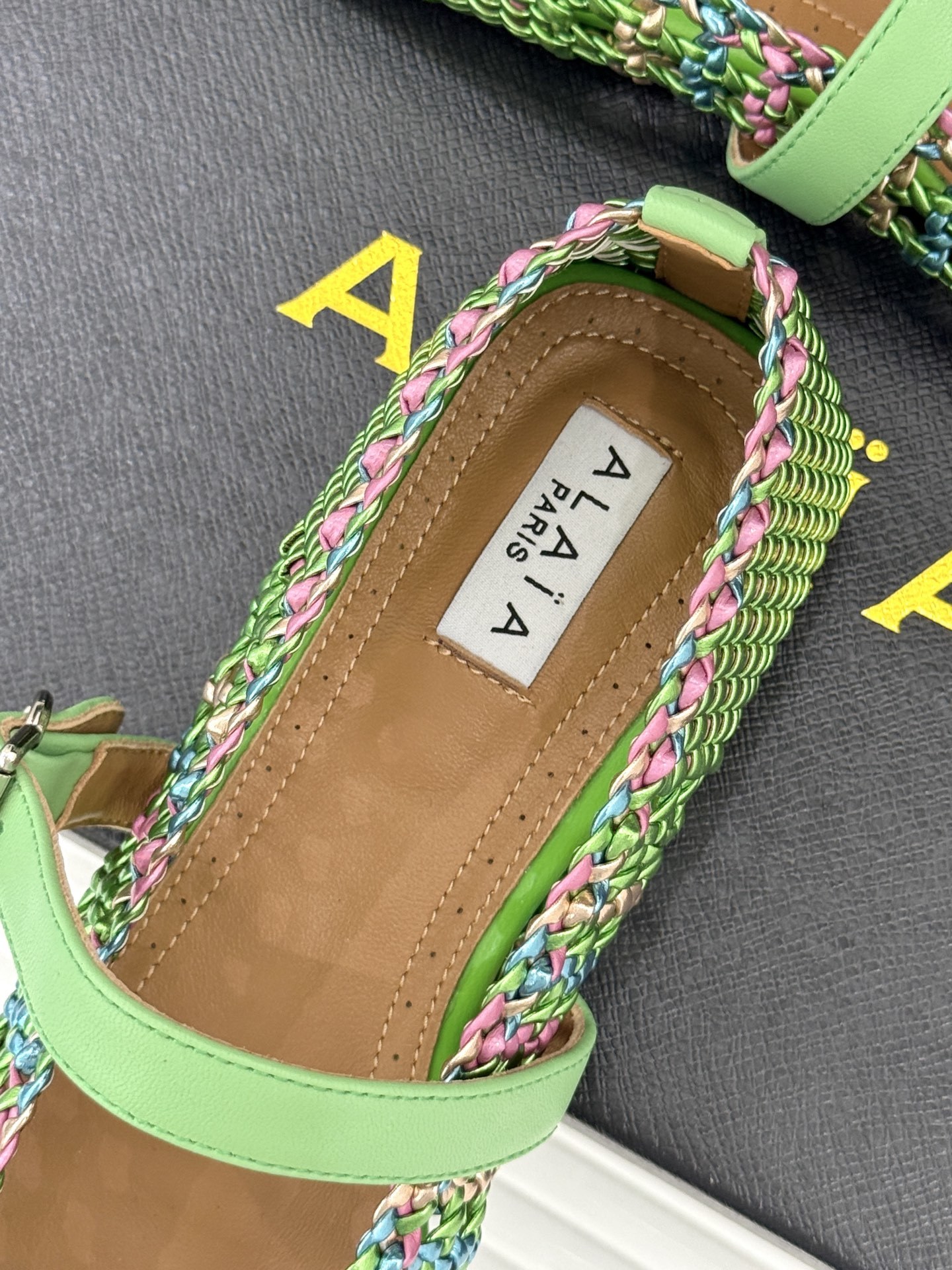 ALAIA|阿莱亚经典镂空编织玛丽珍鞋
每一处细节都彰显着法式精致。
独特的镂空编织工艺 似有若无地展