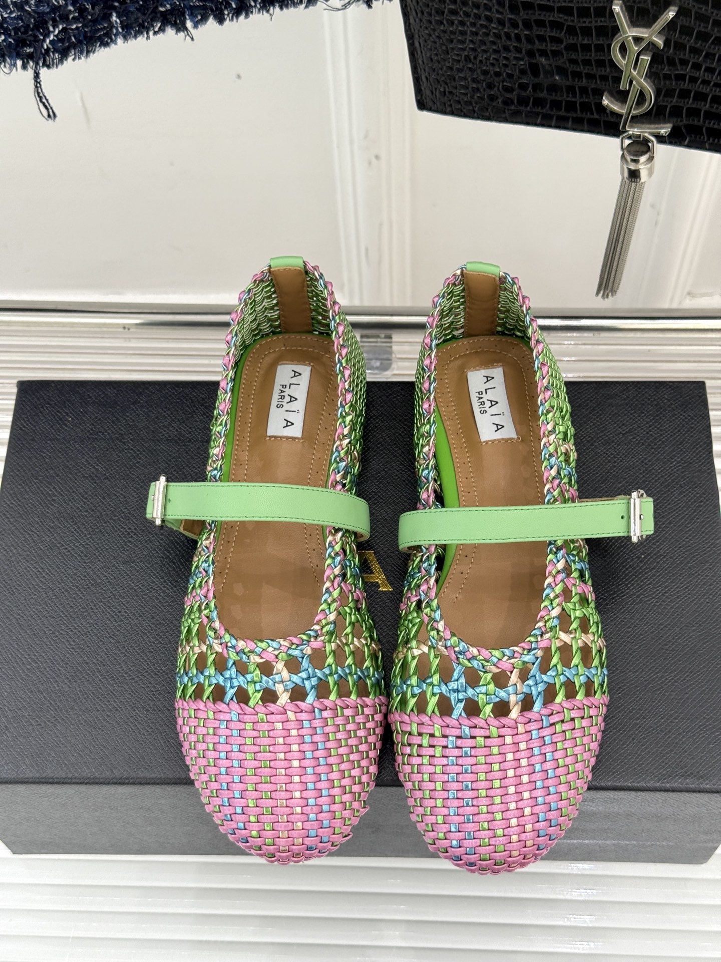 ALAIA|阿莱亚经典镂空编织玛丽珍鞋
每一处细节都彰显着法式精致。
独特的镂空编织工艺 似有若无地展