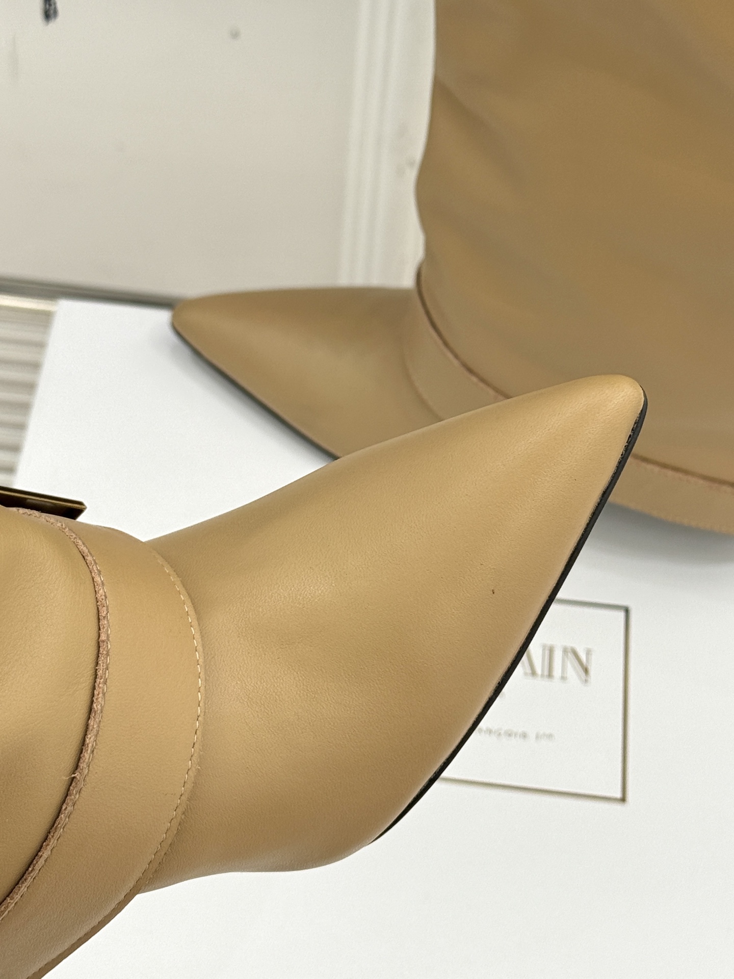 Balmain Classic Belt Button Boots: Irresistible Fusion of Tradition and Modern Fashion - 图片 7