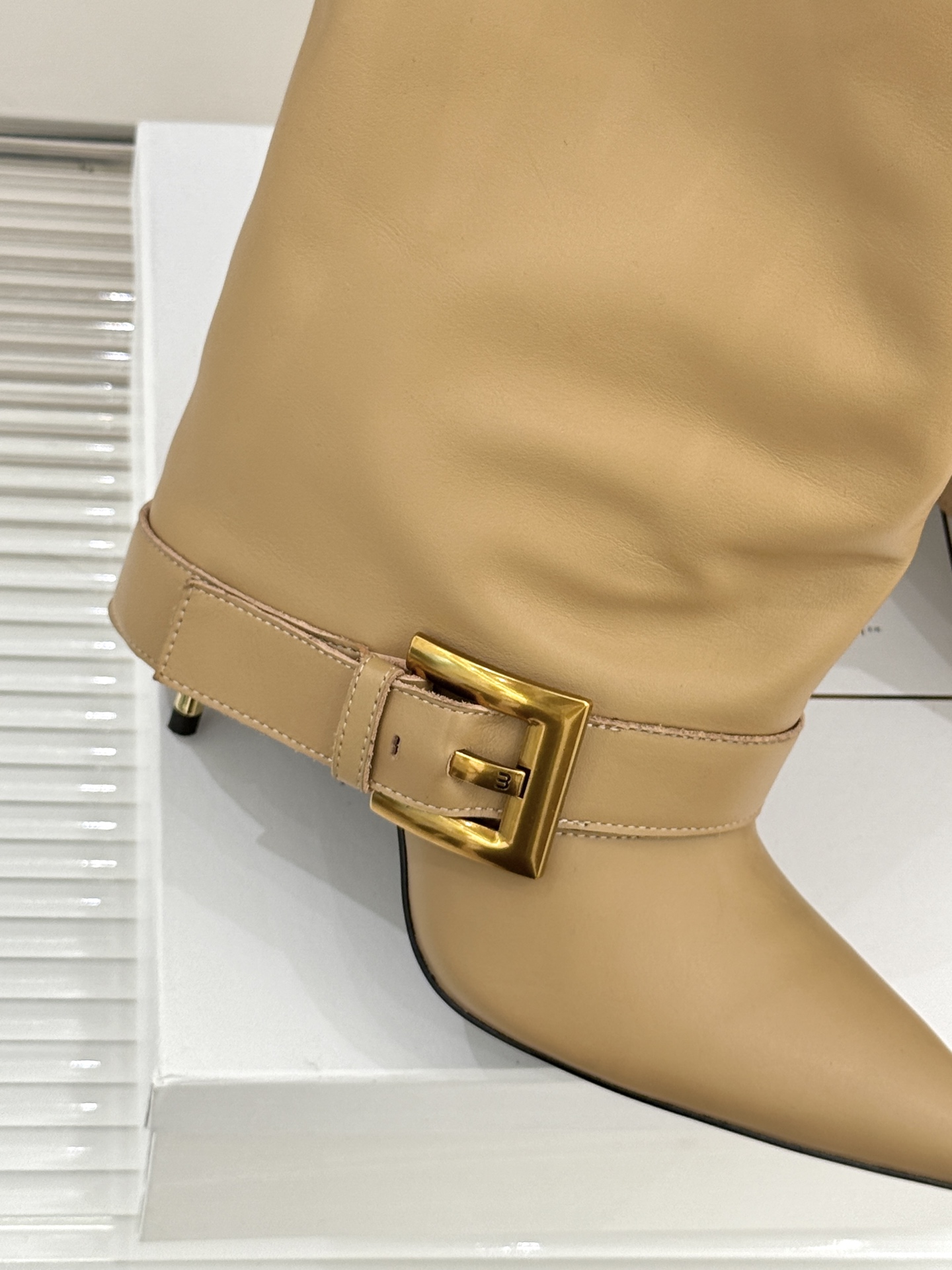 Balmain Classic Belt Button Boots: Irresistible Fusion of Tradition and Modern Fashion - 图片 8
