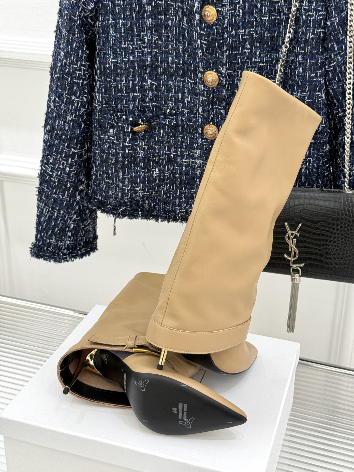 Balmain Classic Belt Button Boots: Irresistible Fusion of Tradition and Modern Fashion - 图片 9