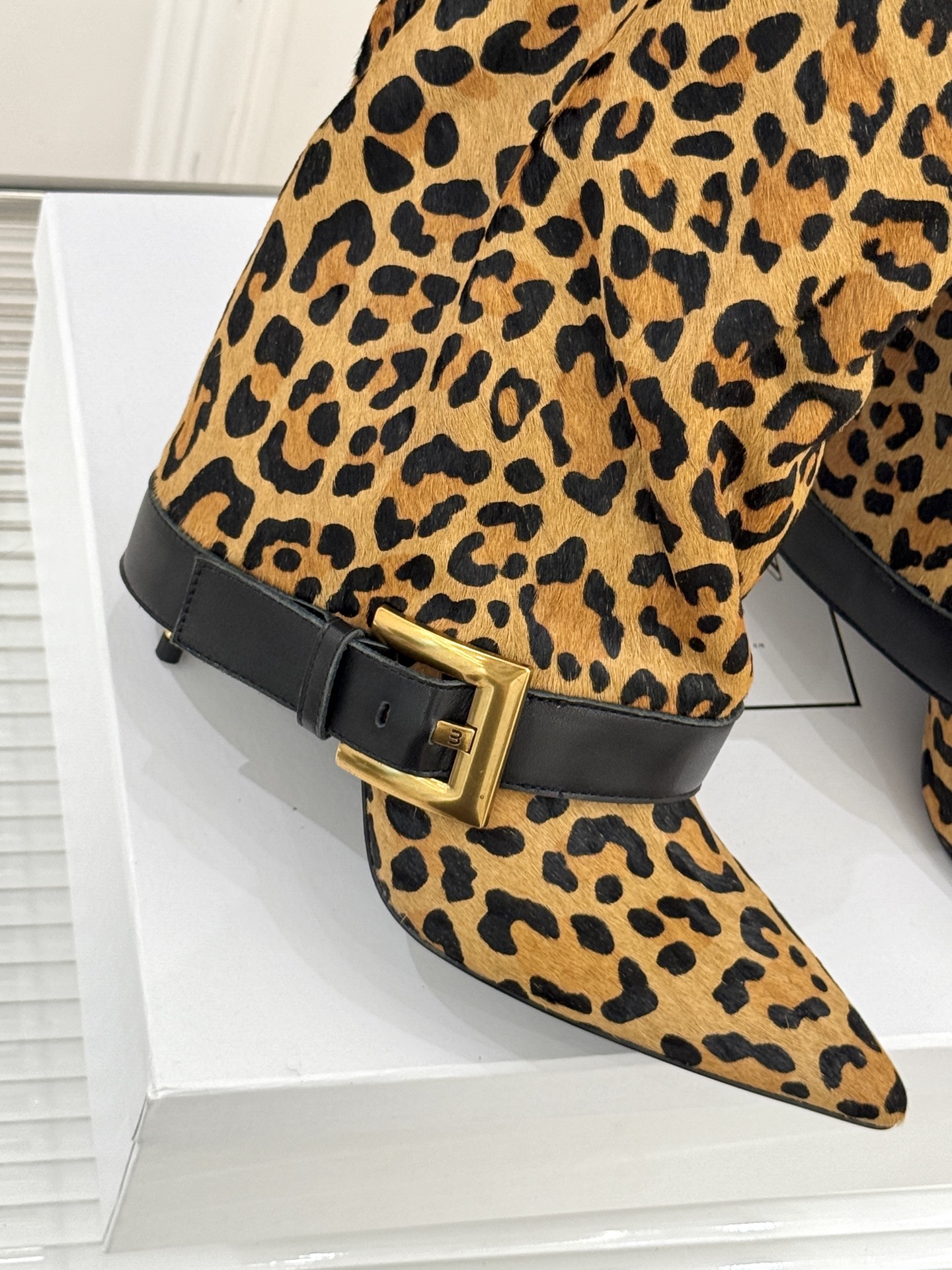 Balmain’s Classic Pointy-Head Belt Button Boots at 984 Price: Irresistible Modern Fashion Integration - 图片 8