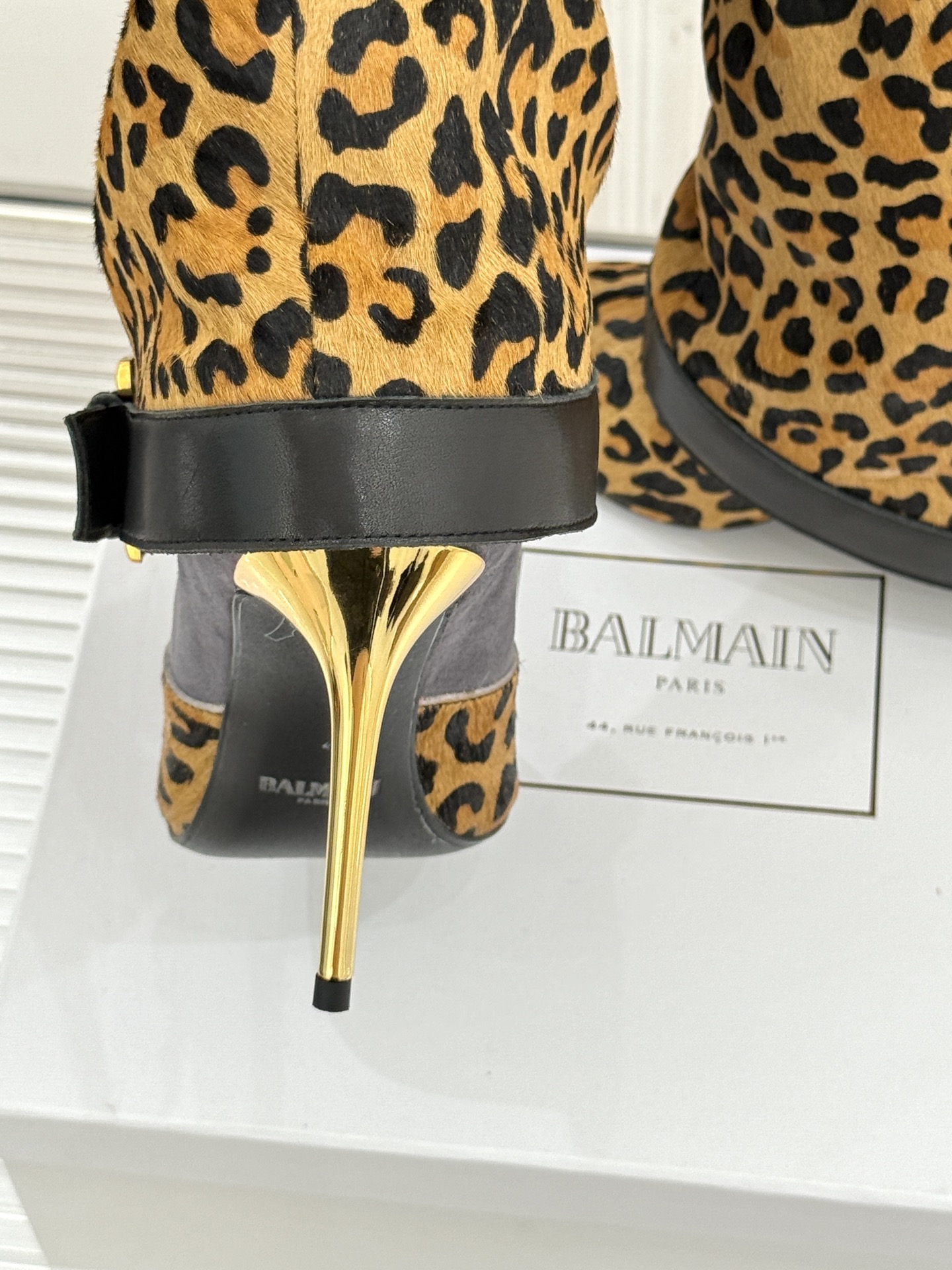 Balmain’s Classic Pointy-Head Belt Button Boots at 984 Price: Irresistible Modern Fashion Integration - 图片 6