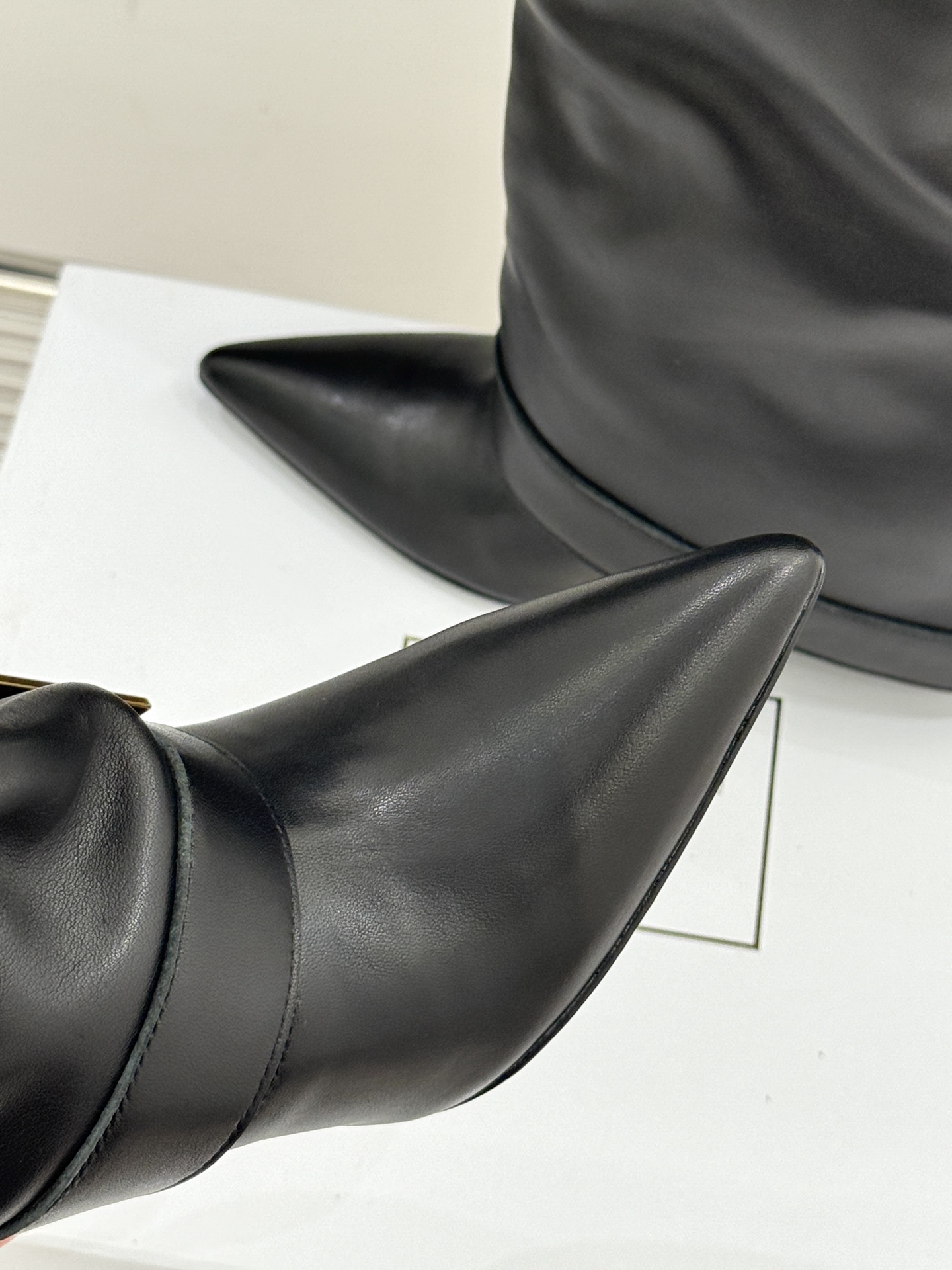 Balmain Pointy-Head Belt Boots: Classic Design with Modern Twist, Irresistible Style & Comfort - 图片 7