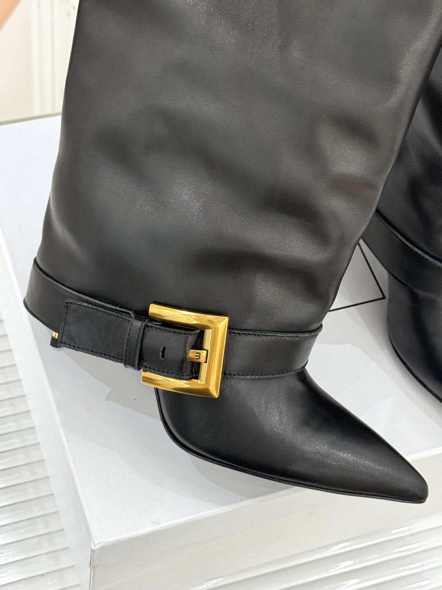 Balmain Pointy-Head Belt Boots: Classic Design with Modern Twist, Irresistible Style & Comfort - 图片 8