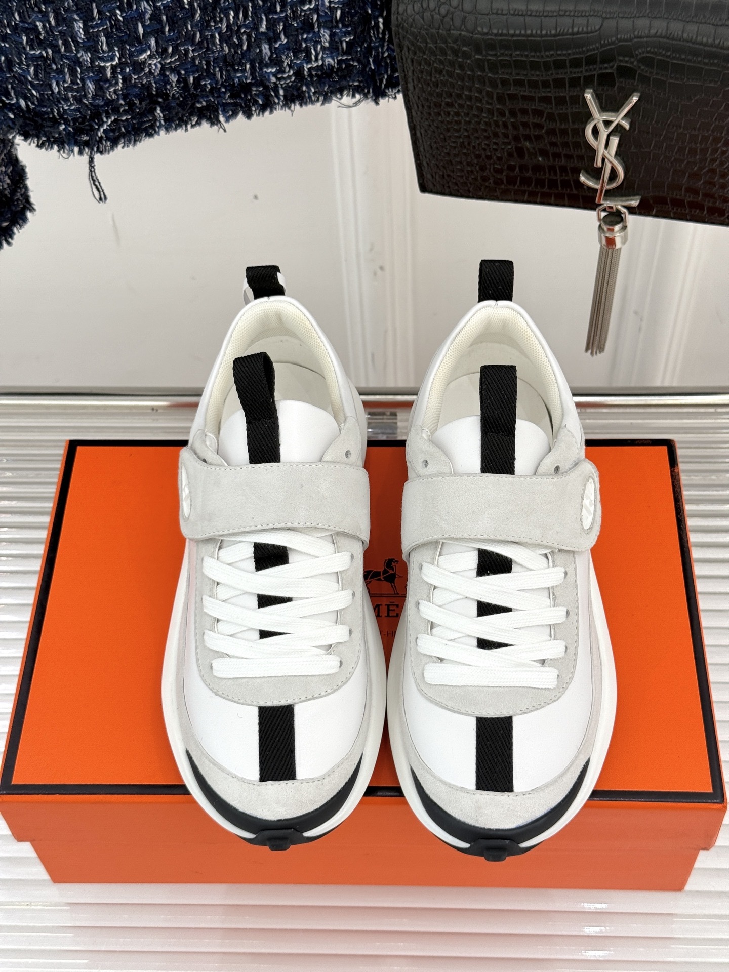 Hermès/爱马仕25WF新品魔术贴
休闲运动鞋
一眼心动的 是它低调却难掩的贵气。
鞋型利落流畅
