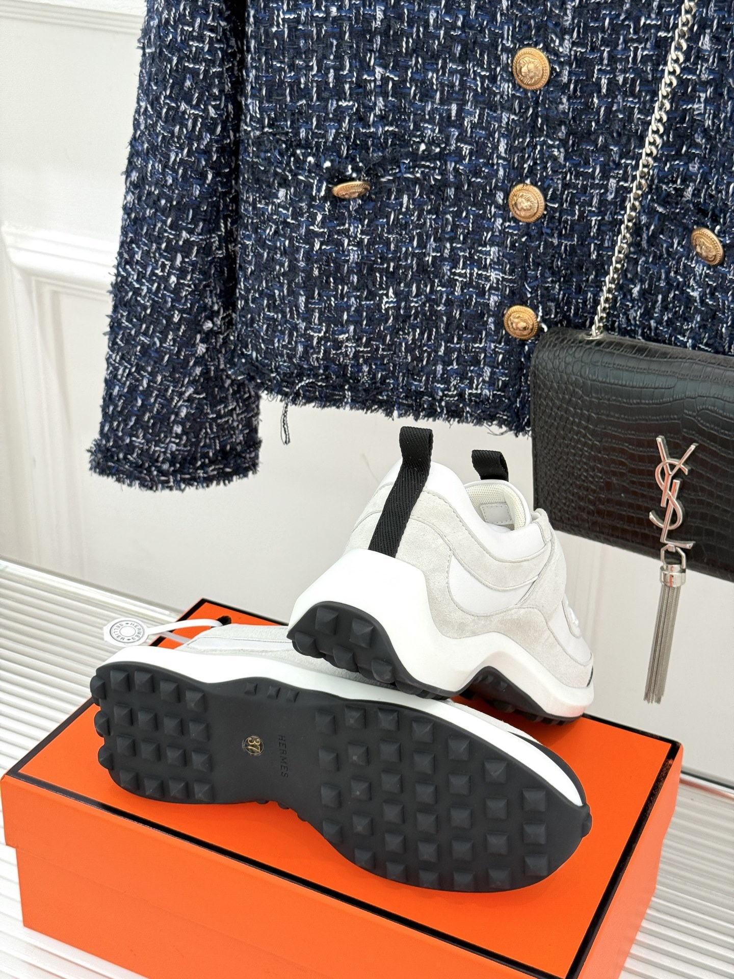 Hermès/爱马仕25WF新品魔术贴
休闲运动鞋
一眼心动的 是它低调却难掩的贵气。
鞋型利落流畅