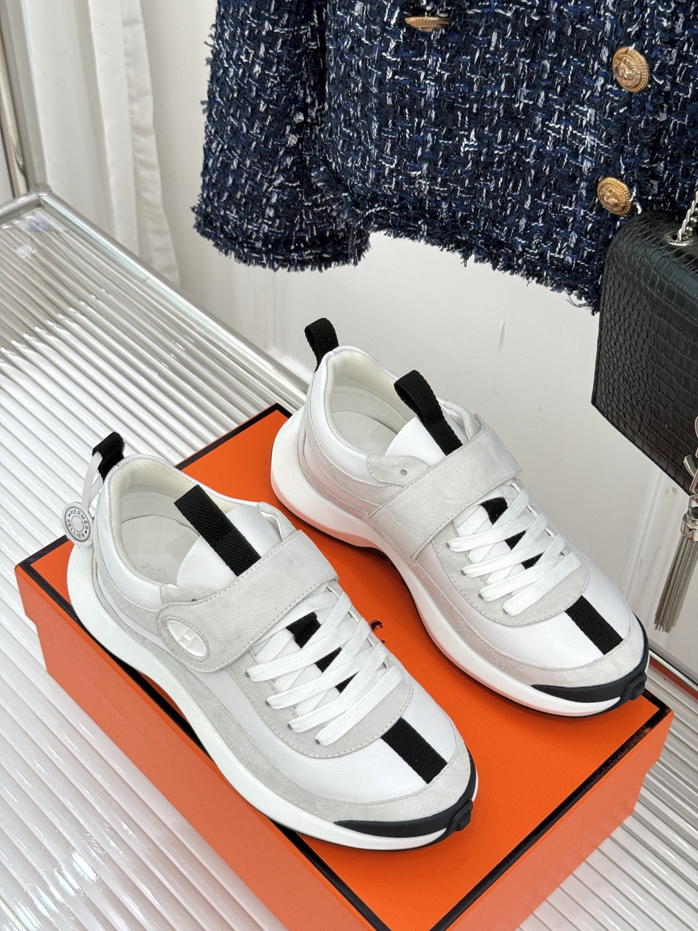 Hermès/爱马仕25WF新品魔术贴
休闲运动鞋
一眼心动的 是它低调却难掩的贵气。
鞋型利落流畅