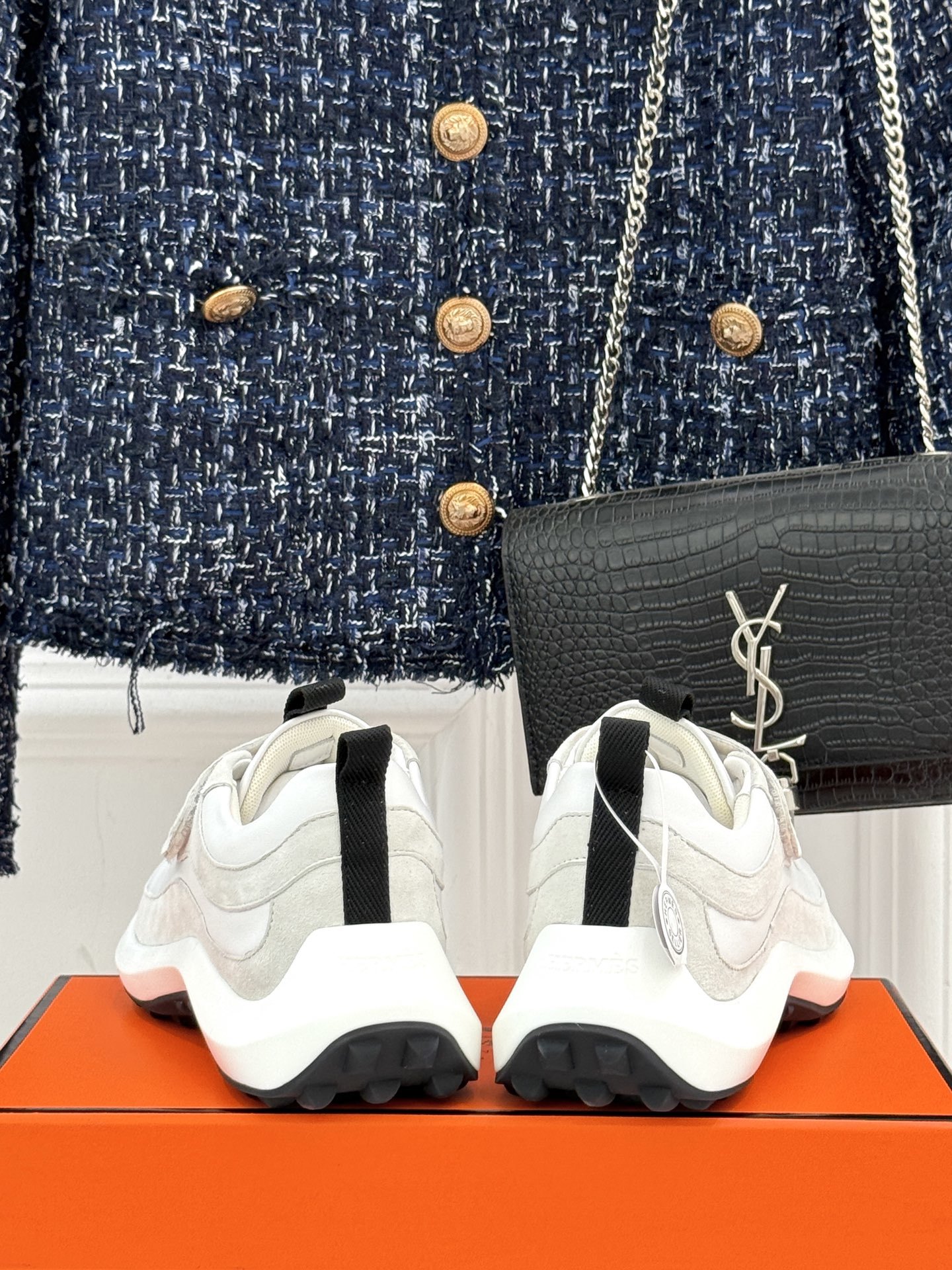Hermès/爱马仕25WF新品魔术贴
休闲运动鞋
一眼心动的 是它低调却难掩的贵气。
鞋型利落流畅