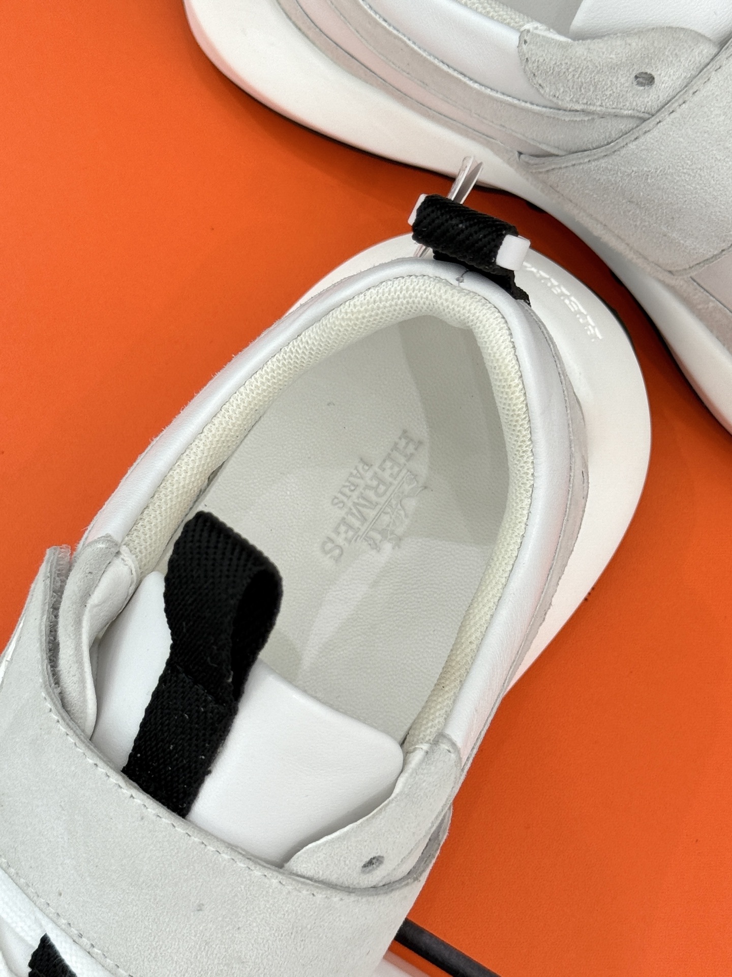 Hermès/爱马仕25WF新品魔术贴
休闲运动鞋
一眼心动的 是它低调却难掩的贵气。
鞋型利落流畅