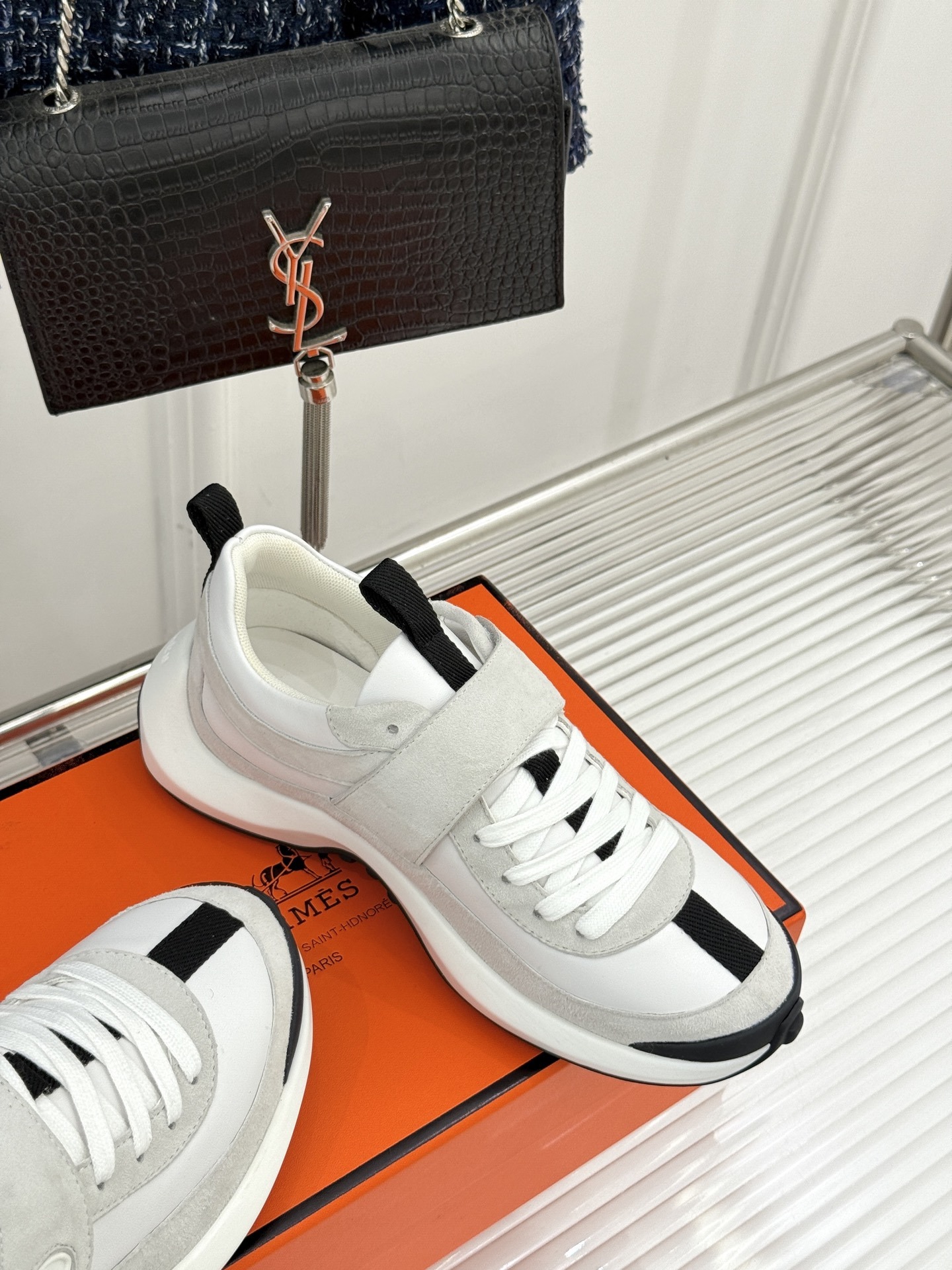 Hermès/爱马仕25WF新品魔术贴
休闲运动鞋
一眼心动的 是它低调却难掩的贵气。
鞋型利落流畅