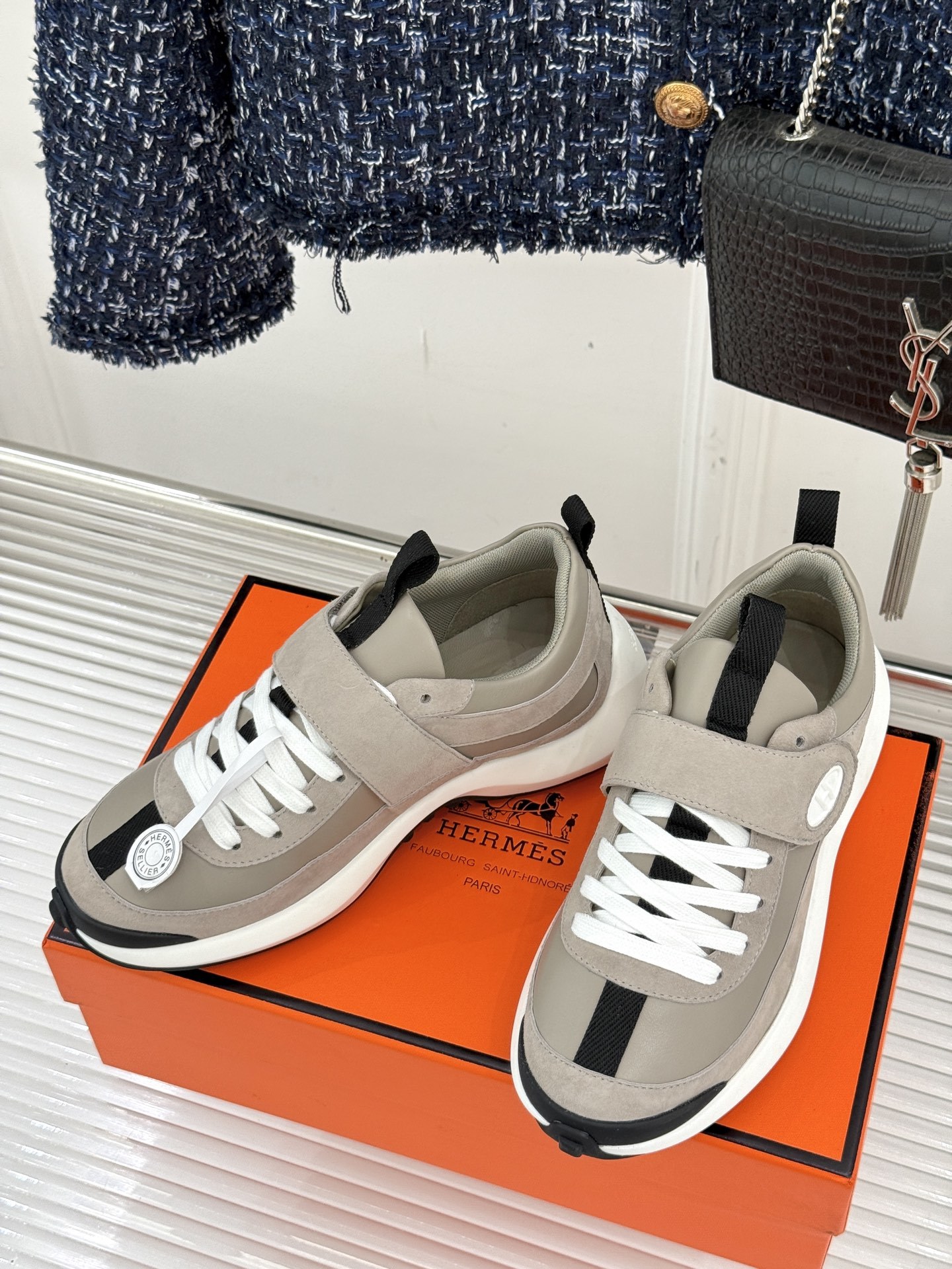 Hermès/爱马仕25WF新品魔术贴
休闲运动鞋
一眼心动的 是它低调却难掩的贵气。
鞋型利落流畅