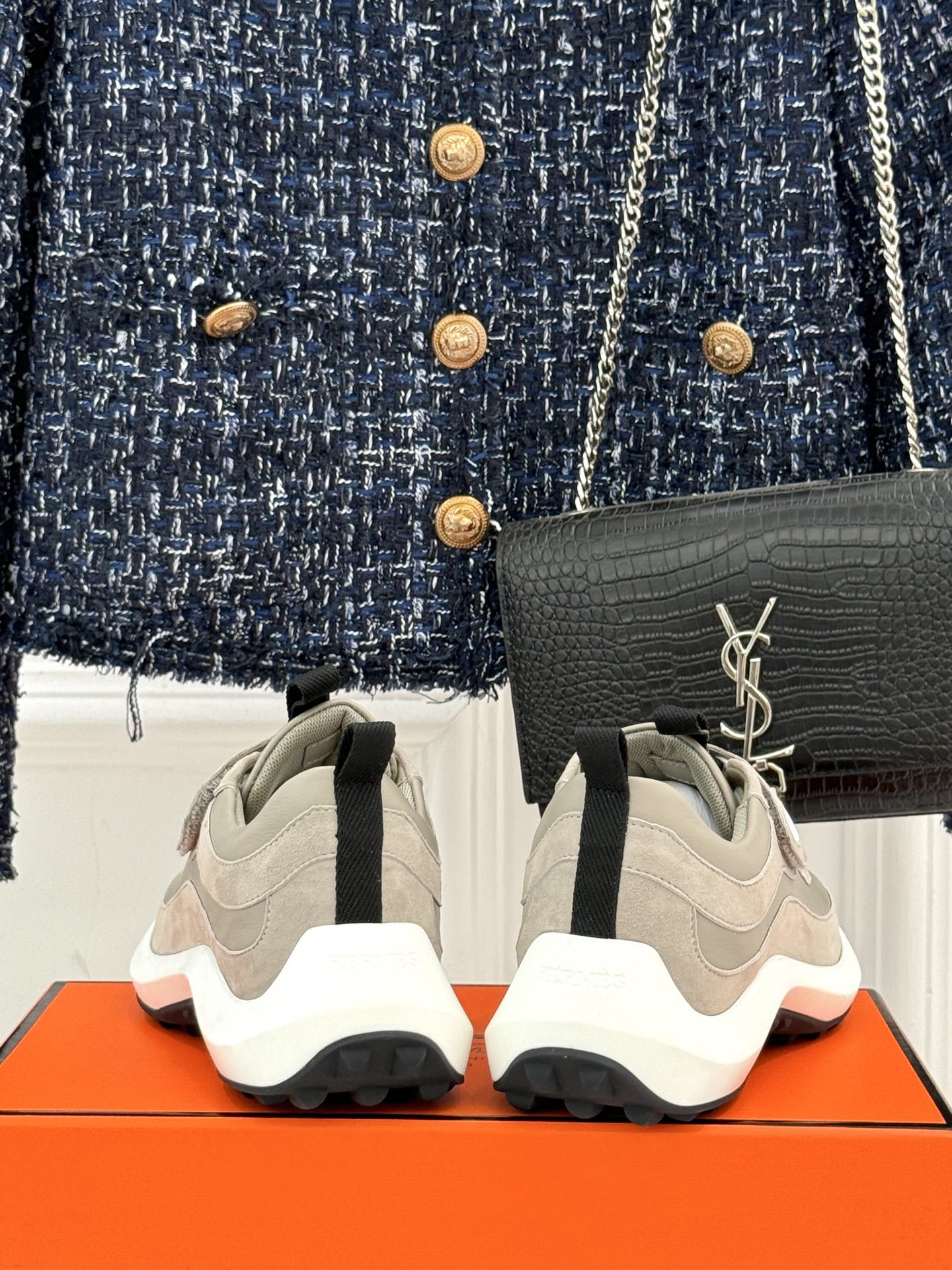 Hermès/爱马仕25WF新品魔术贴
休闲运动鞋
一眼心动的 是它低调却难掩的贵气。
鞋型利落流畅