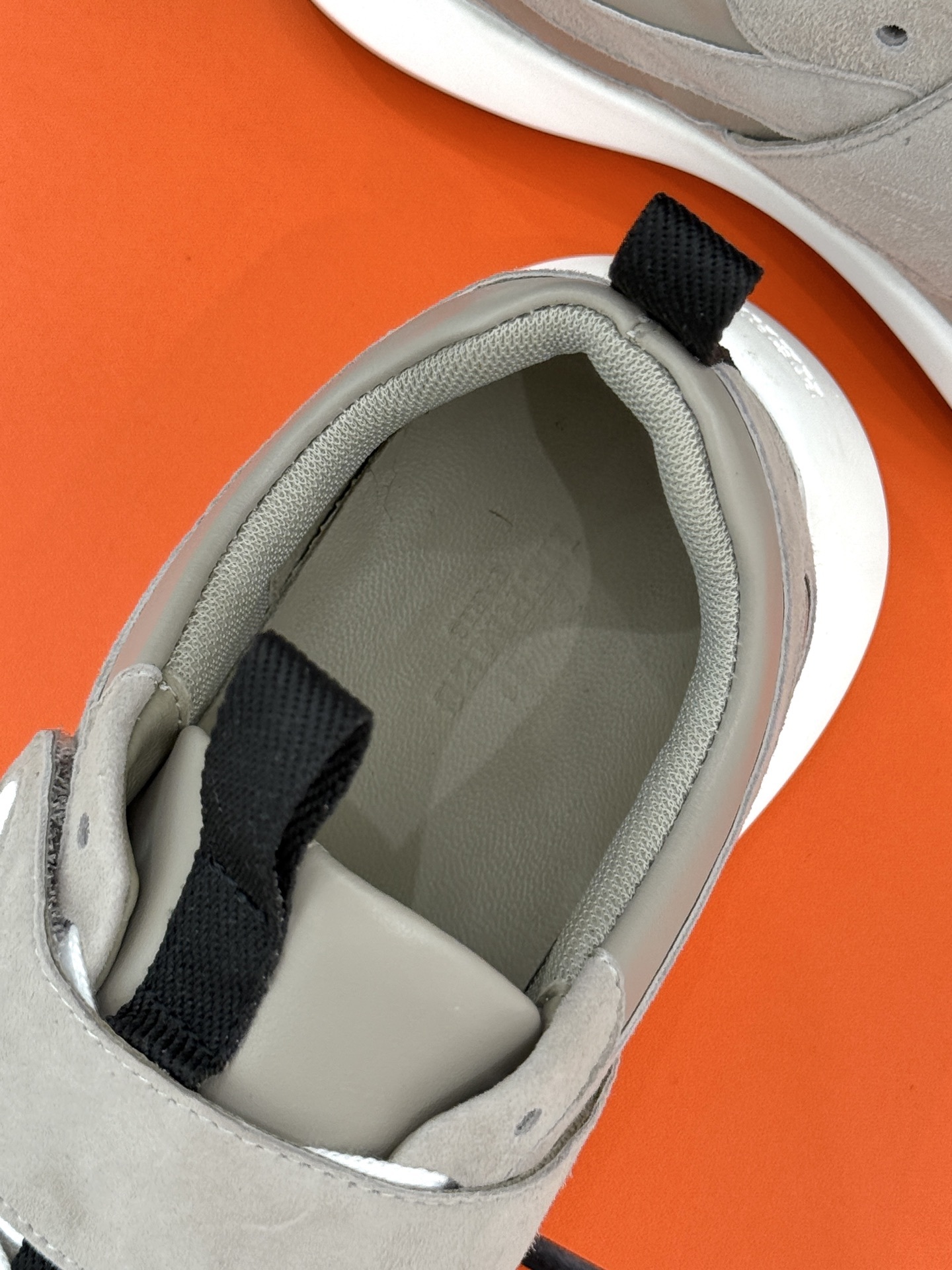 Hermès/爱马仕25WF新品魔术贴
休闲运动鞋
一眼心动的 是它低调却难掩的贵气。
鞋型利落流畅