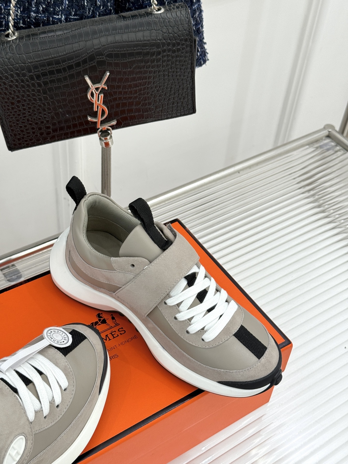 Hermès/爱马仕25WF新品魔术贴
休闲运动鞋
一眼心动的 是它低调却难掩的贵气。
鞋型利落流畅