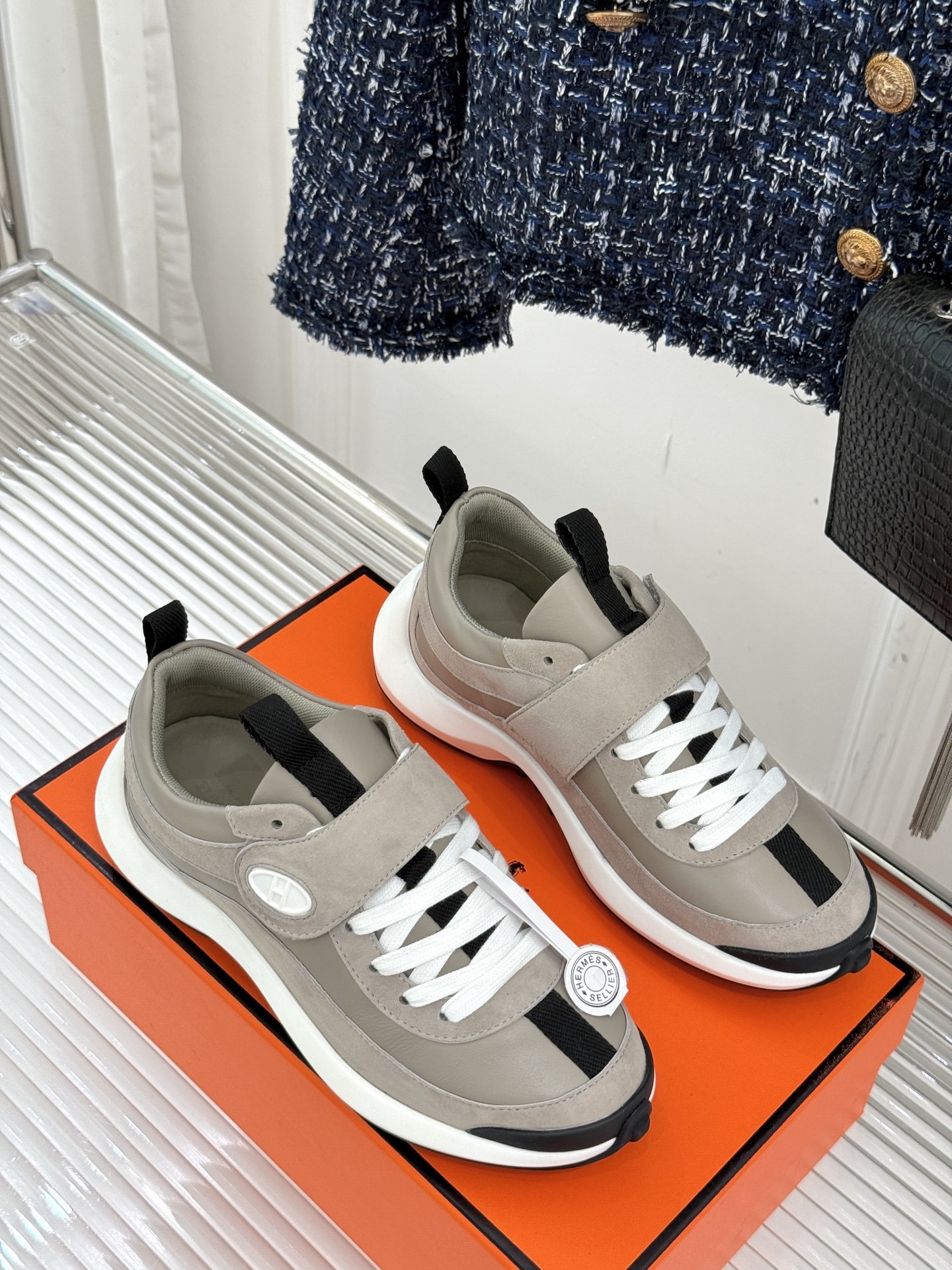 Hermès/爱马仕25WF新品魔术贴
休闲运动鞋
一眼心动的 是它低调却难掩的贵气。
鞋型利落流畅