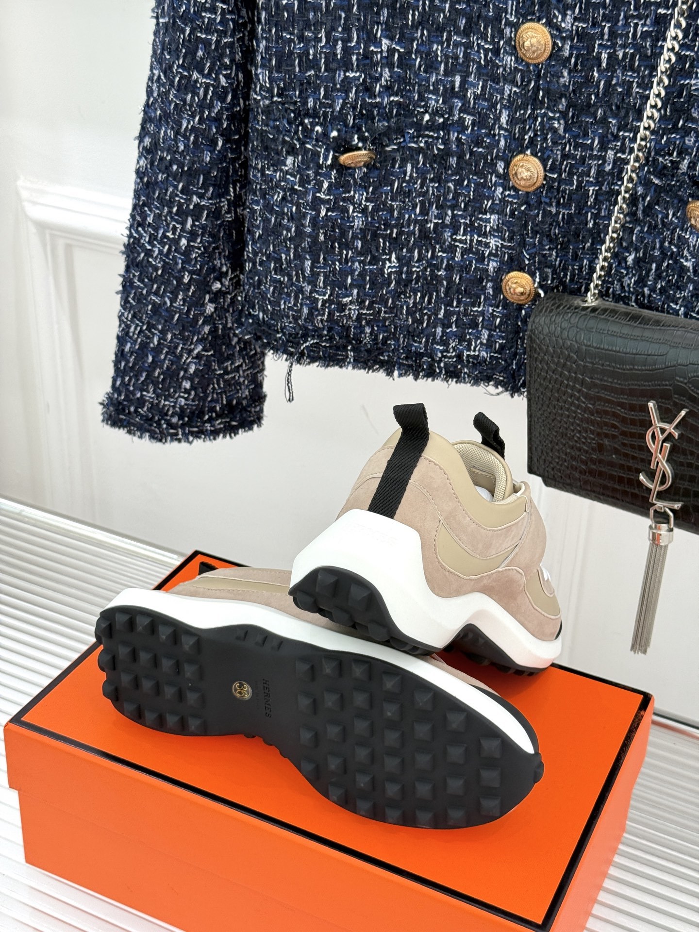 Hermès/爱马仕25WF新品魔术贴
休闲运动鞋
一眼心动的 是它低调却难掩的贵气。
鞋型利落流畅