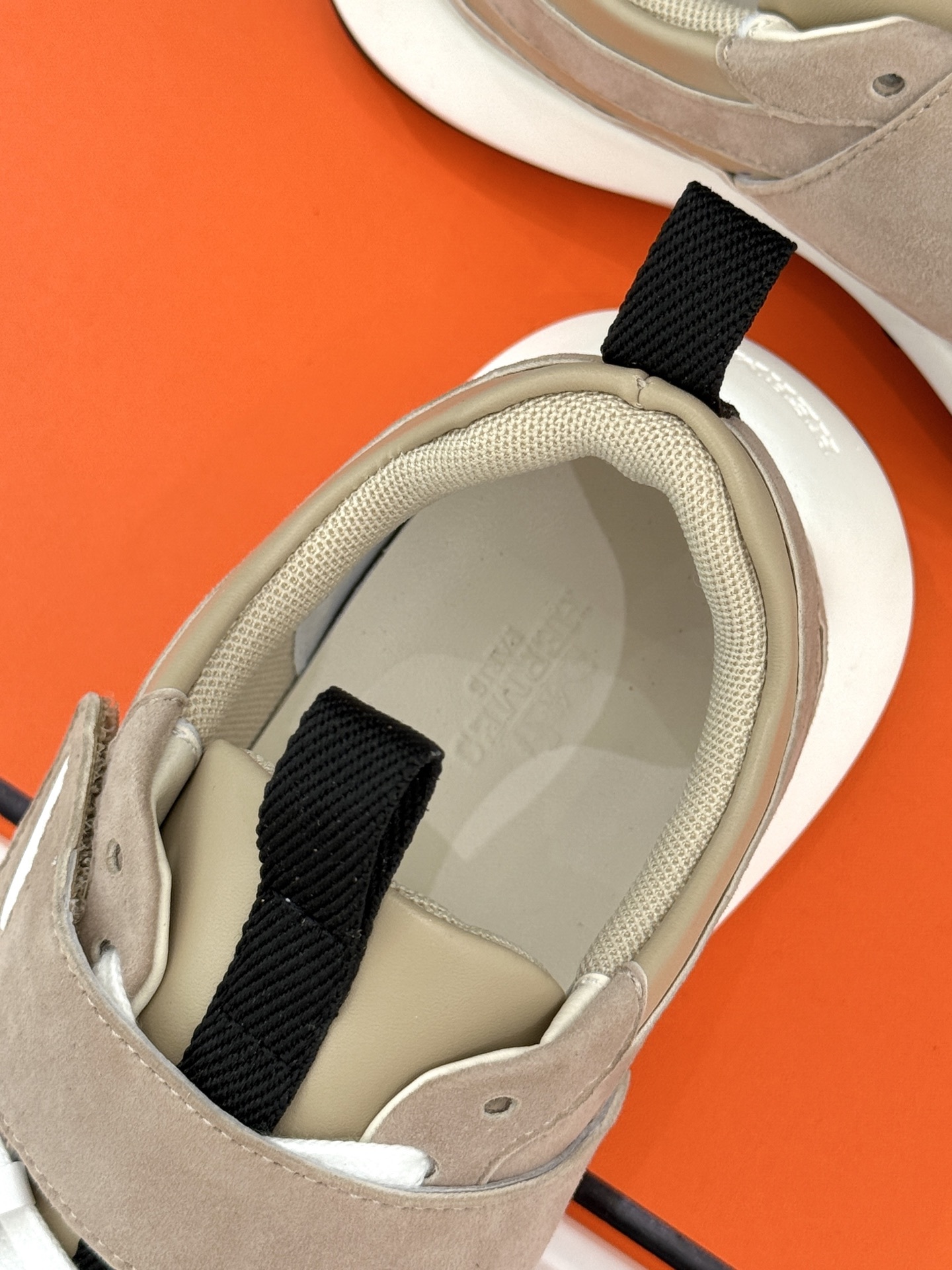 Hermès/爱马仕25WF新品魔术贴
休闲运动鞋
一眼心动的 是它低调却难掩的贵气。
鞋型利落流畅