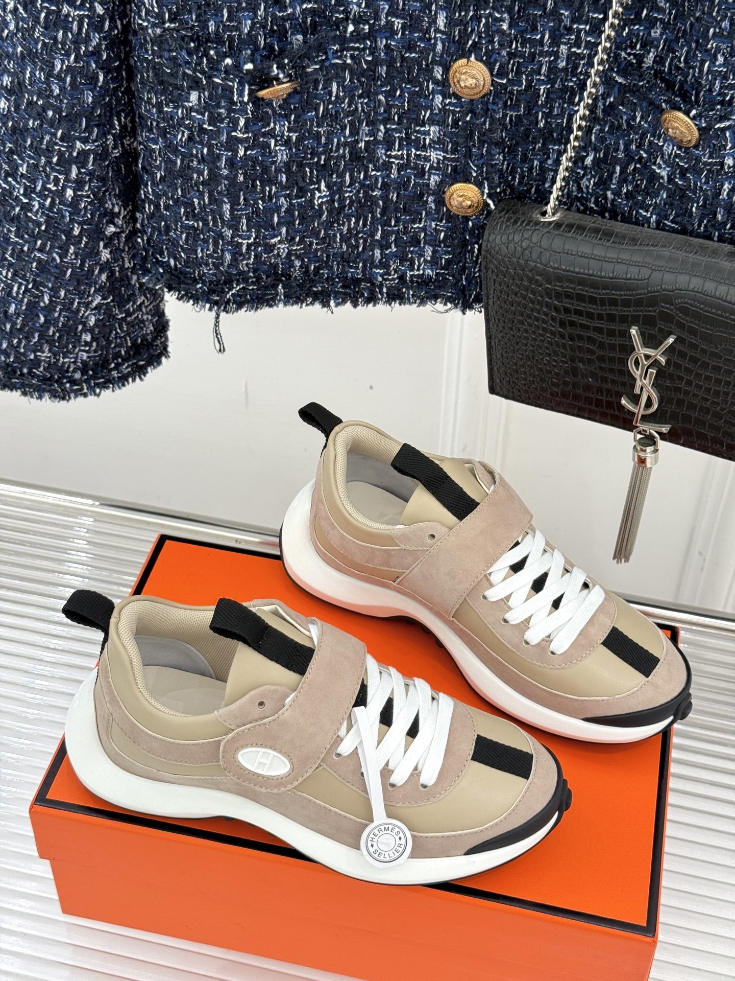 Hermès/爱马仕25WF新品魔术贴
休闲运动鞋
一眼心动的 是它低调却难掩的贵气。
鞋型利落流畅