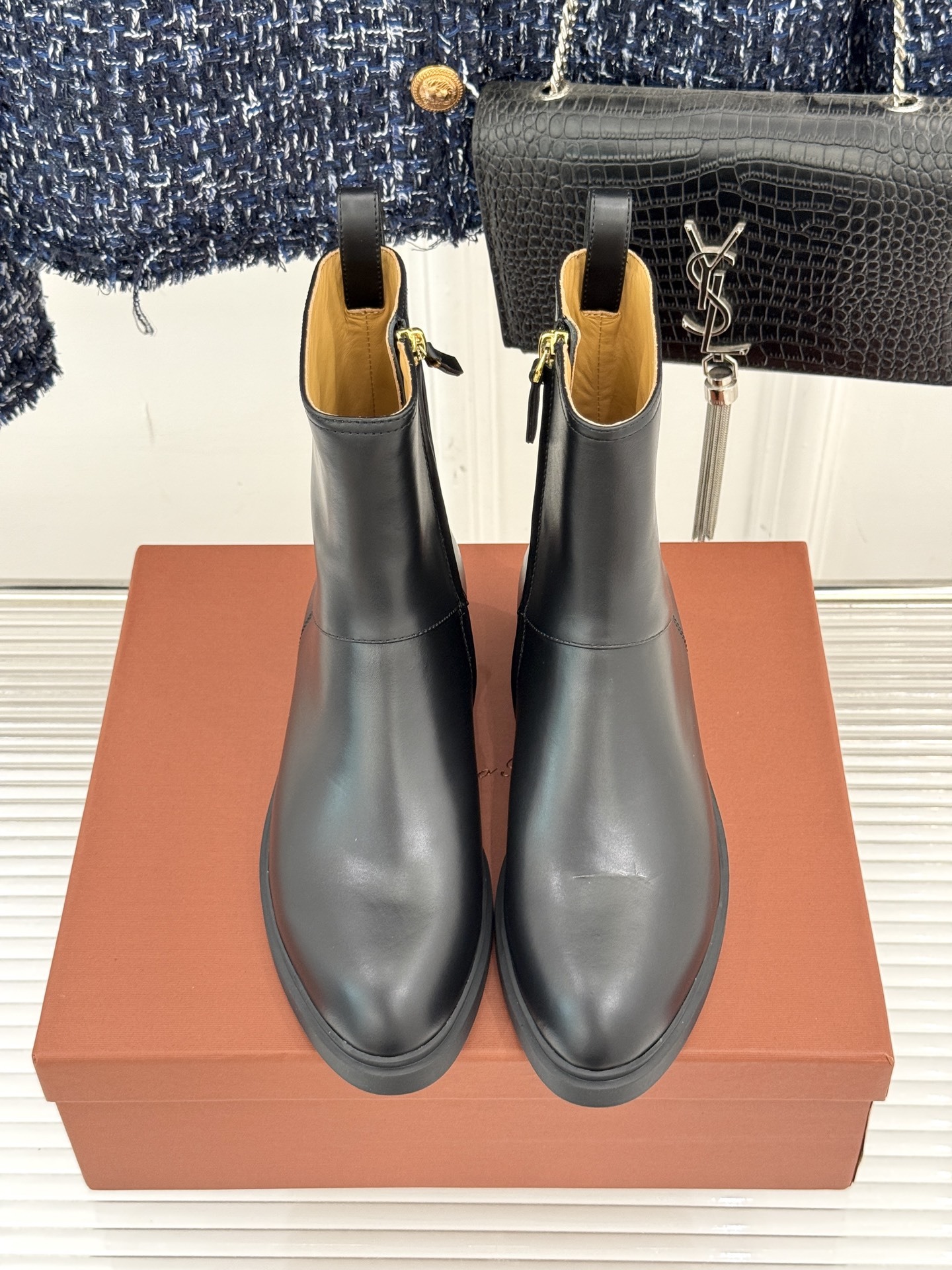 Loro Piana/LWF极简复古侧拉链短靴
它的美,藏在“少即是多”的极简哲学里。
利落的短靴鞋型
