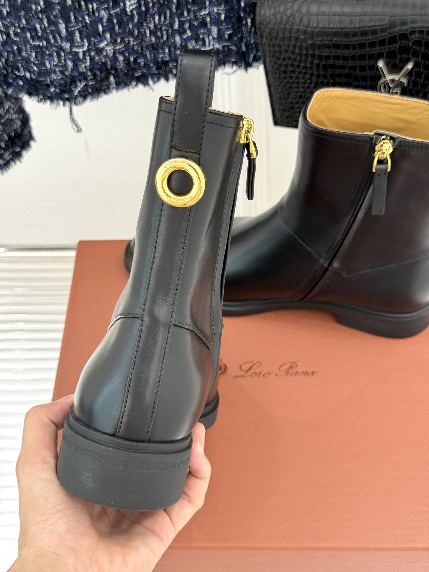 Loro Piana/LWF极简复古侧拉链短靴
它的美,藏在“少即是多”的极简哲学里。
利落的短靴鞋型