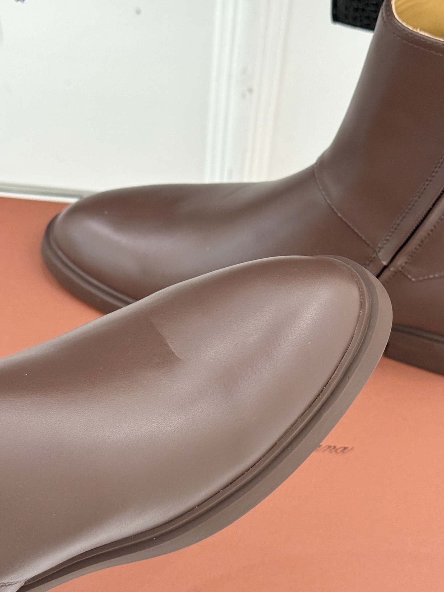 Loro Piana/LWF极简复古侧拉链短靴
它的美,藏在“少即是多”的极简哲学里。
利落的短靴鞋型