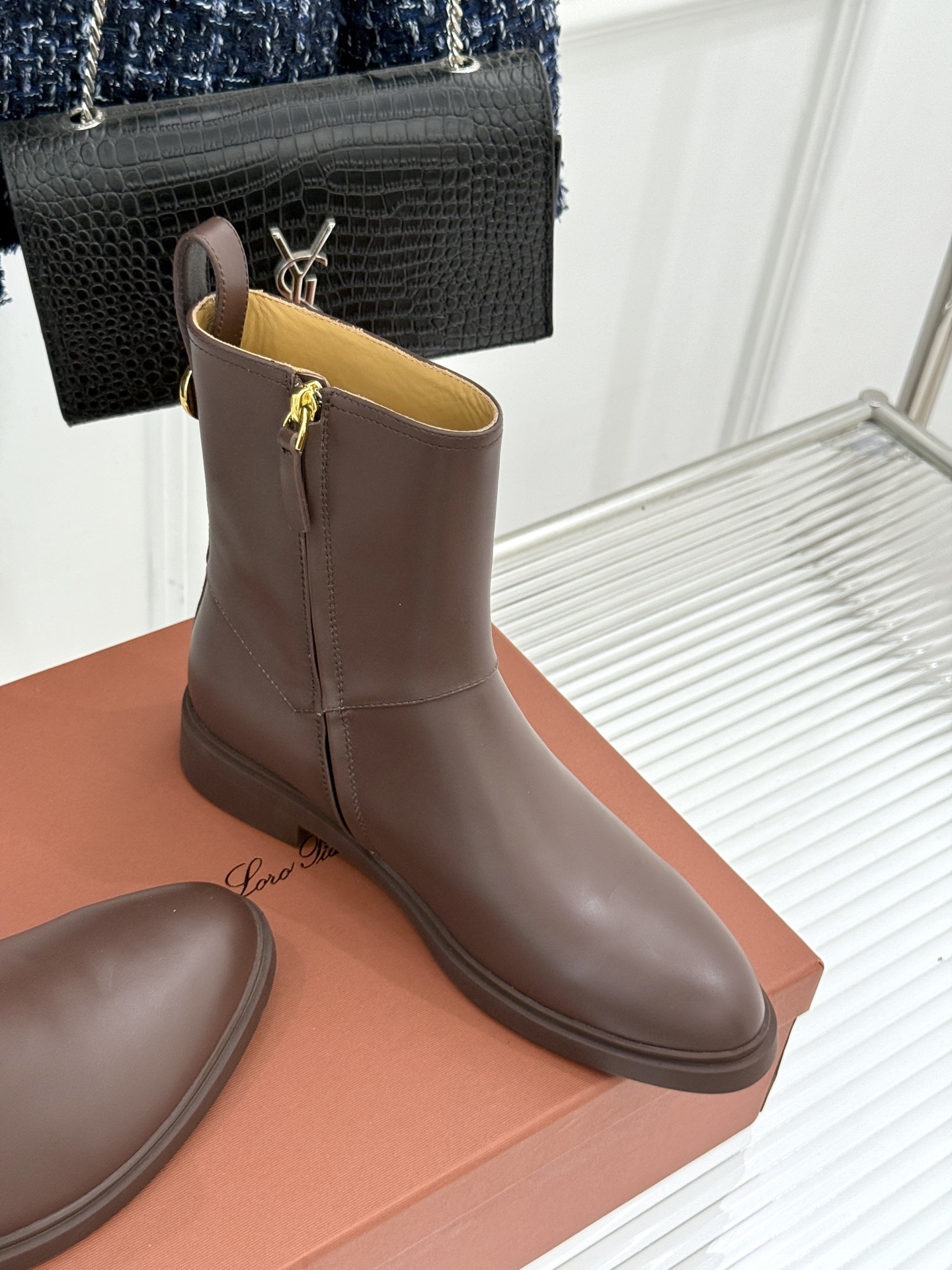 Loro Piana/LWF极简复古侧拉链短靴
它的美,藏在“少即是多”的极简哲学里。
利落的短靴鞋型