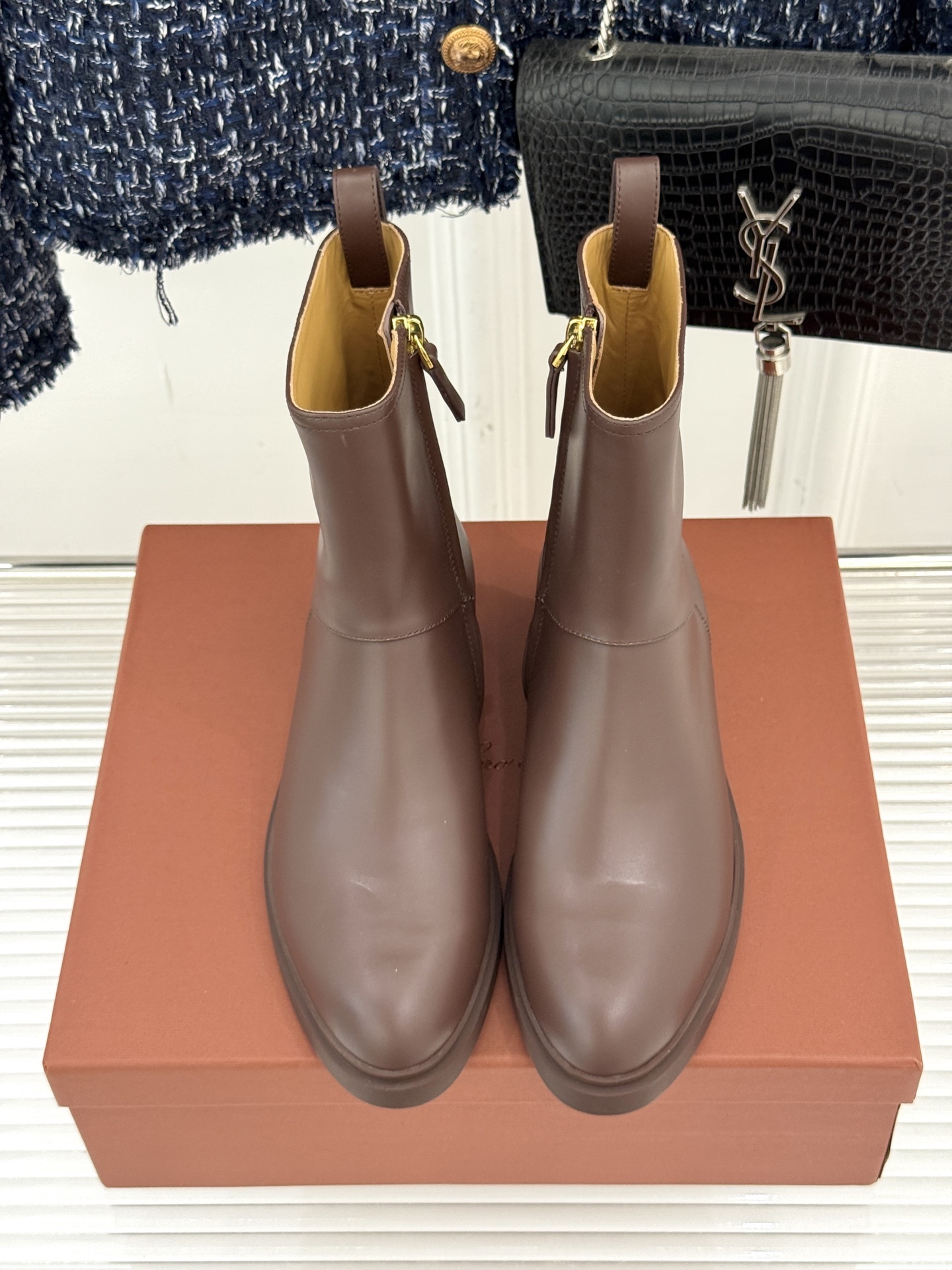 Loro Piana/LWF极简复古侧拉链短靴
它的美,藏在“少即是多”的极简哲学里。
利落的短靴鞋型