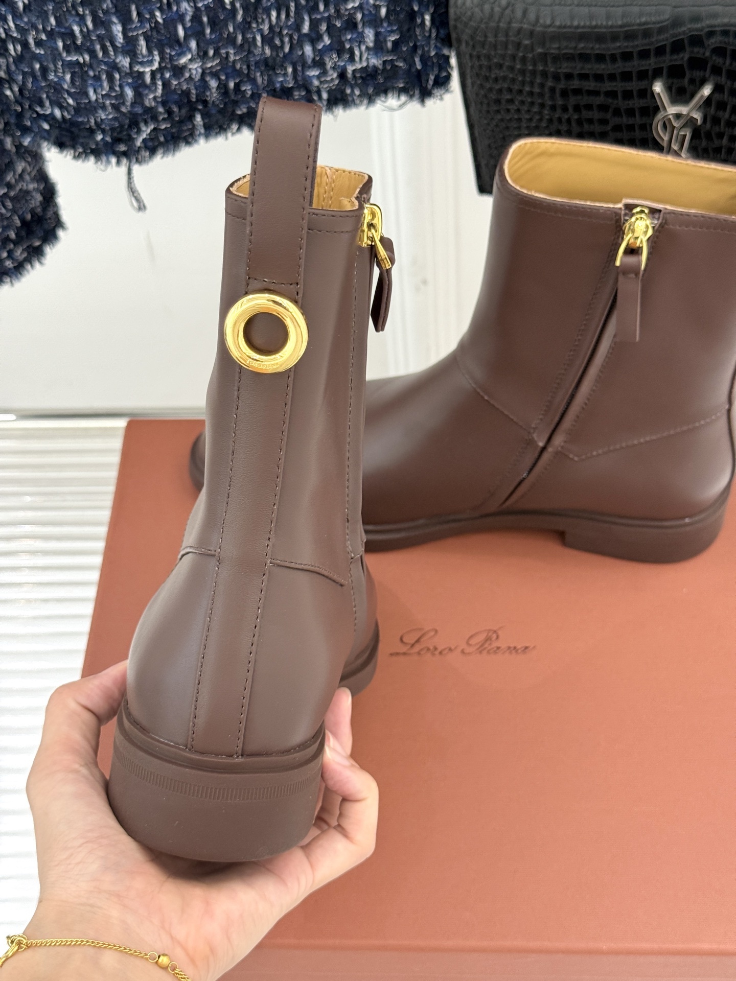 Loro Piana/LWF极简复古侧拉链短靴
它的美,藏在“少即是多”的极简哲学里。
利落的短靴鞋型