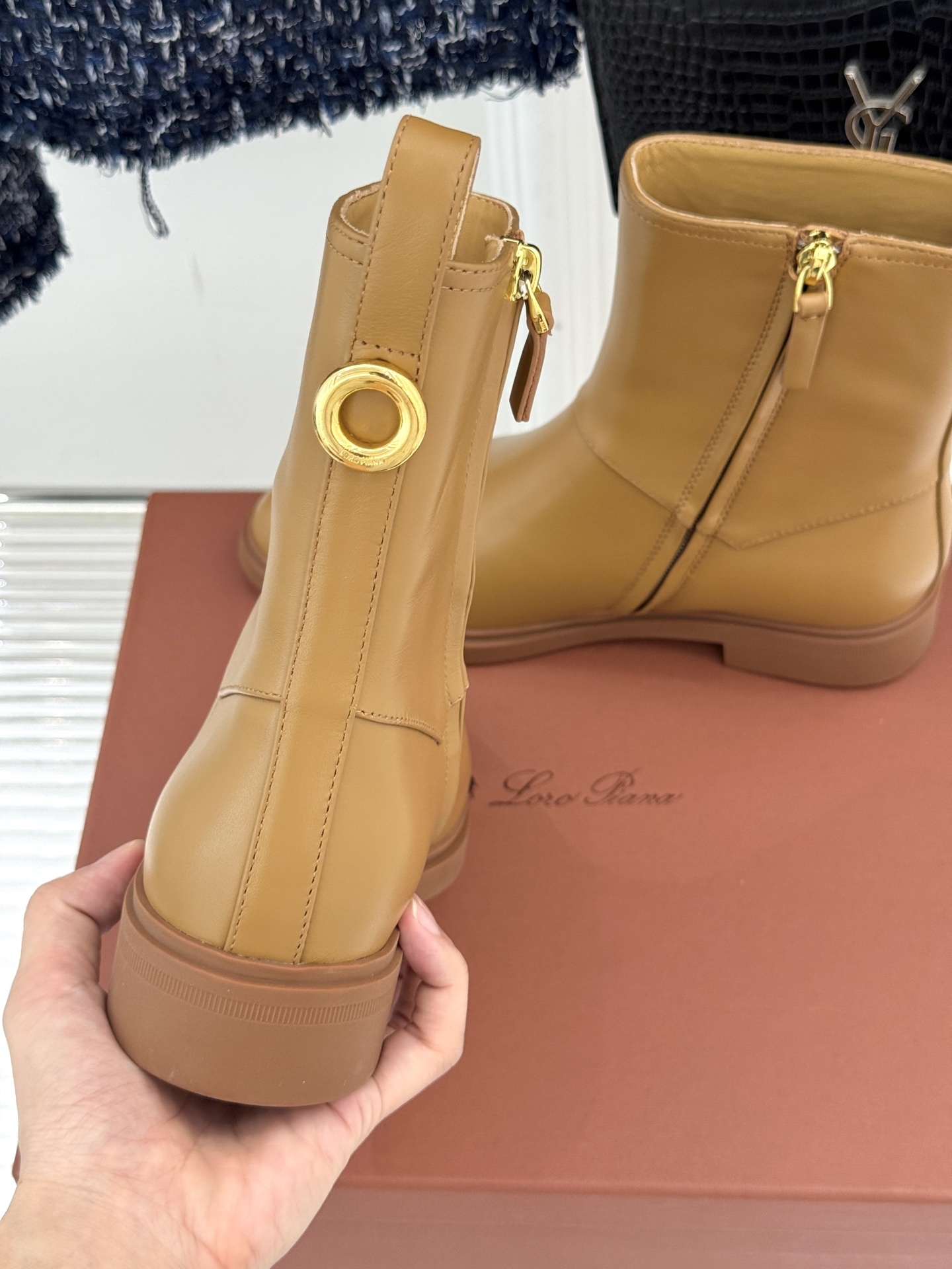 Loro Piana/LWF极简复古侧拉链短靴
它的美,藏在“少即是多”的极简哲学里。
利落的短靴鞋型