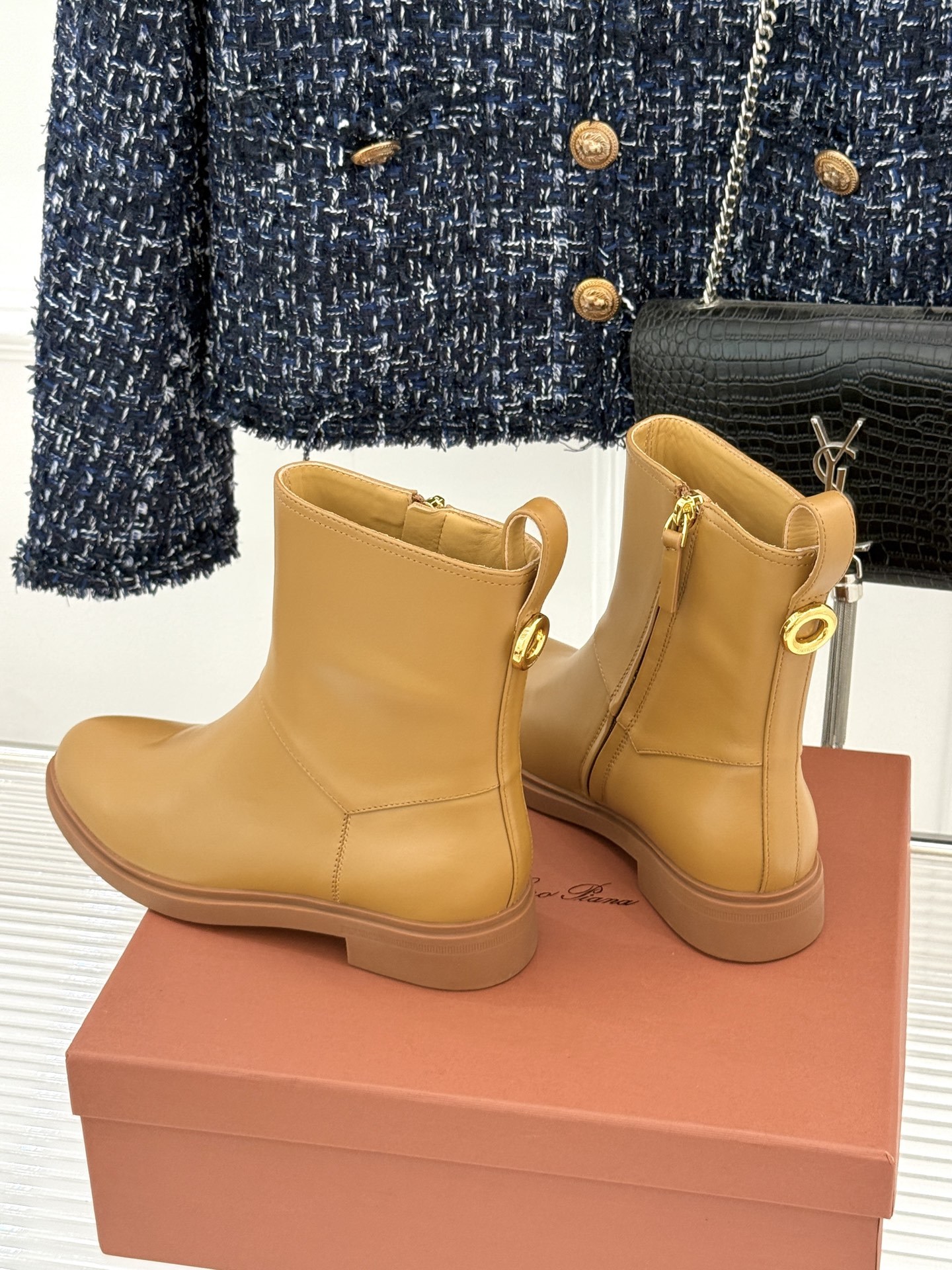 Loro Piana/LWF极简复古侧拉链短靴
它的美,藏在“少即是多”的极简哲学里。
利落的短靴鞋型