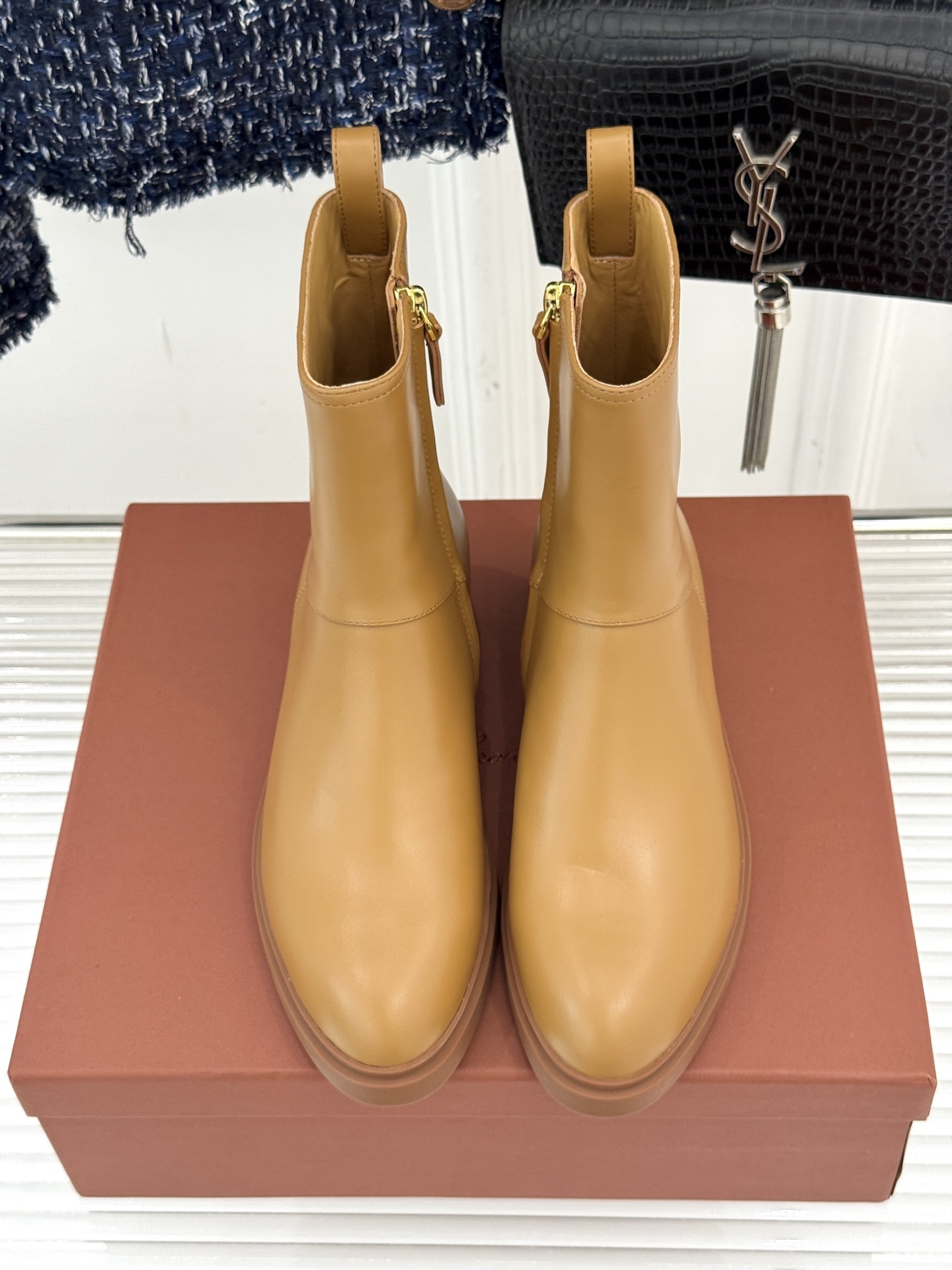 Loro Piana/LWF极简复古侧拉链短靴
它的美,藏在“少即是多”的极简哲学里。
利落的短靴鞋型
