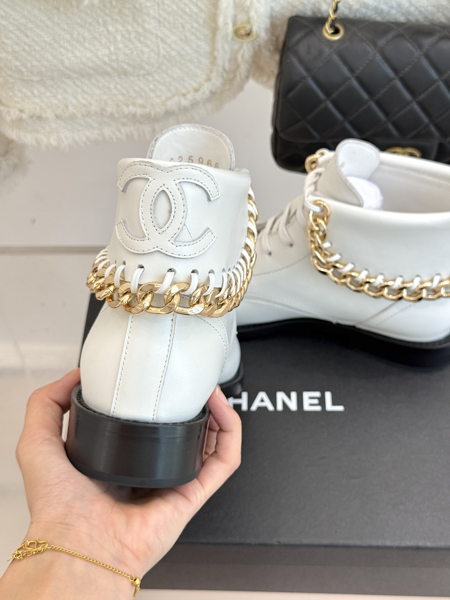 
CHANE*｜小香经典大链条复古马丁靴
标志性的双C链条元素贯穿其中
链条与皮革碰撞  刚柔并济。
链