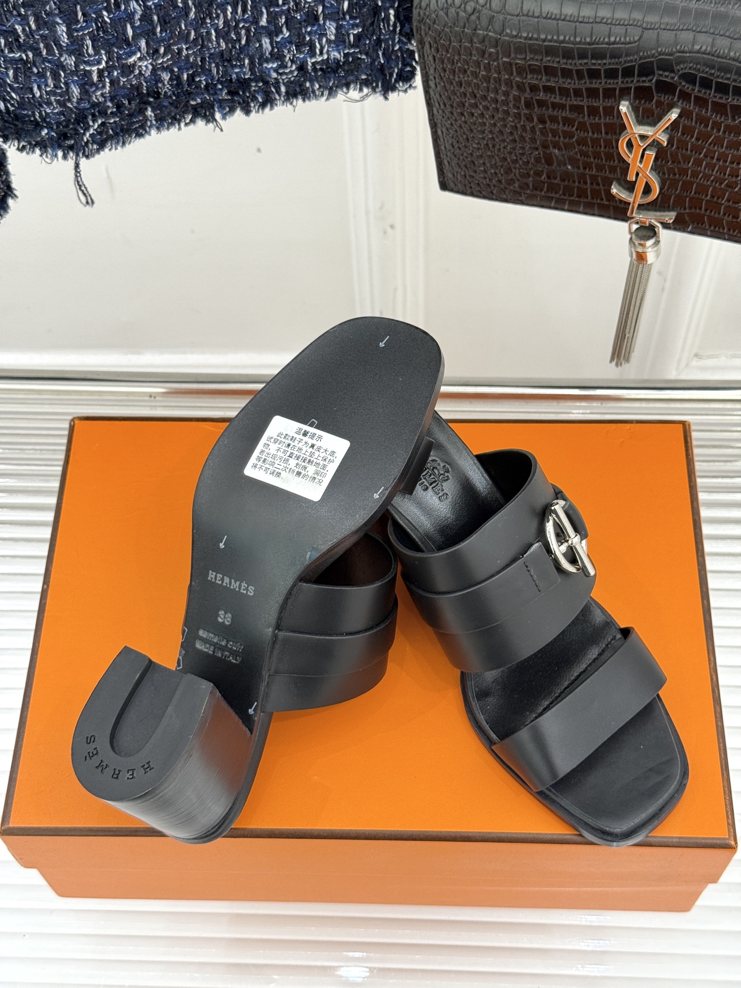 顶版 （配原版飞机盒）
Hermès/爱马仕经典防水台一字带
粗跟高跟拖鞋
极约复古的设计 浓厚的异域风