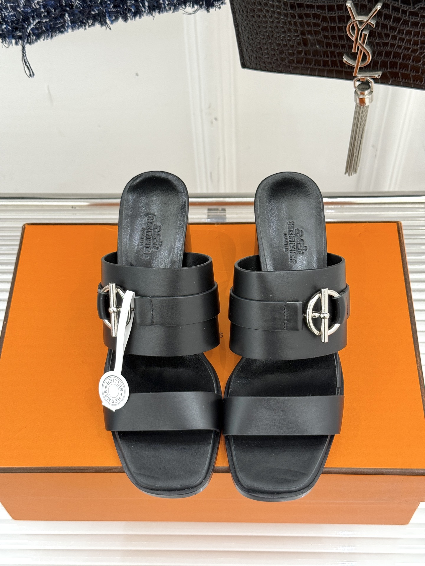 顶版 （配原版飞机盒）
Hermès/爱马仕经典防水台一字带
粗跟高跟拖鞋
极约复古的设计 浓厚的异域风