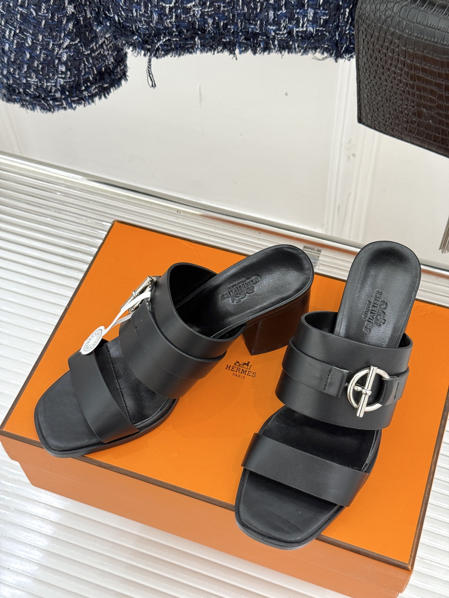 顶版 （配原版飞机盒）
Hermès/爱马仕经典防水台一字带
粗跟高跟拖鞋
极约复古的设计 浓厚的异域风