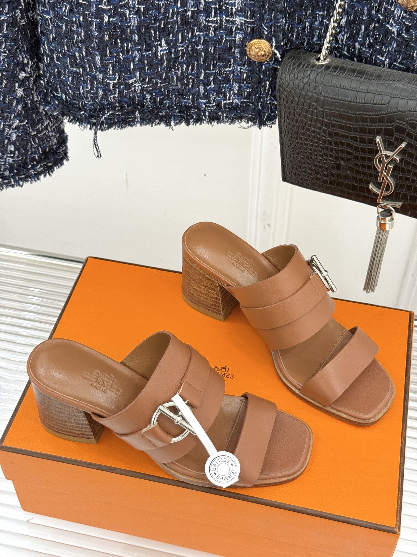 顶版 （配原版飞机盒）
Hermès/爱马仕经典防水台一字带
粗跟高跟拖鞋
极约复古的设计 浓厚的异域风