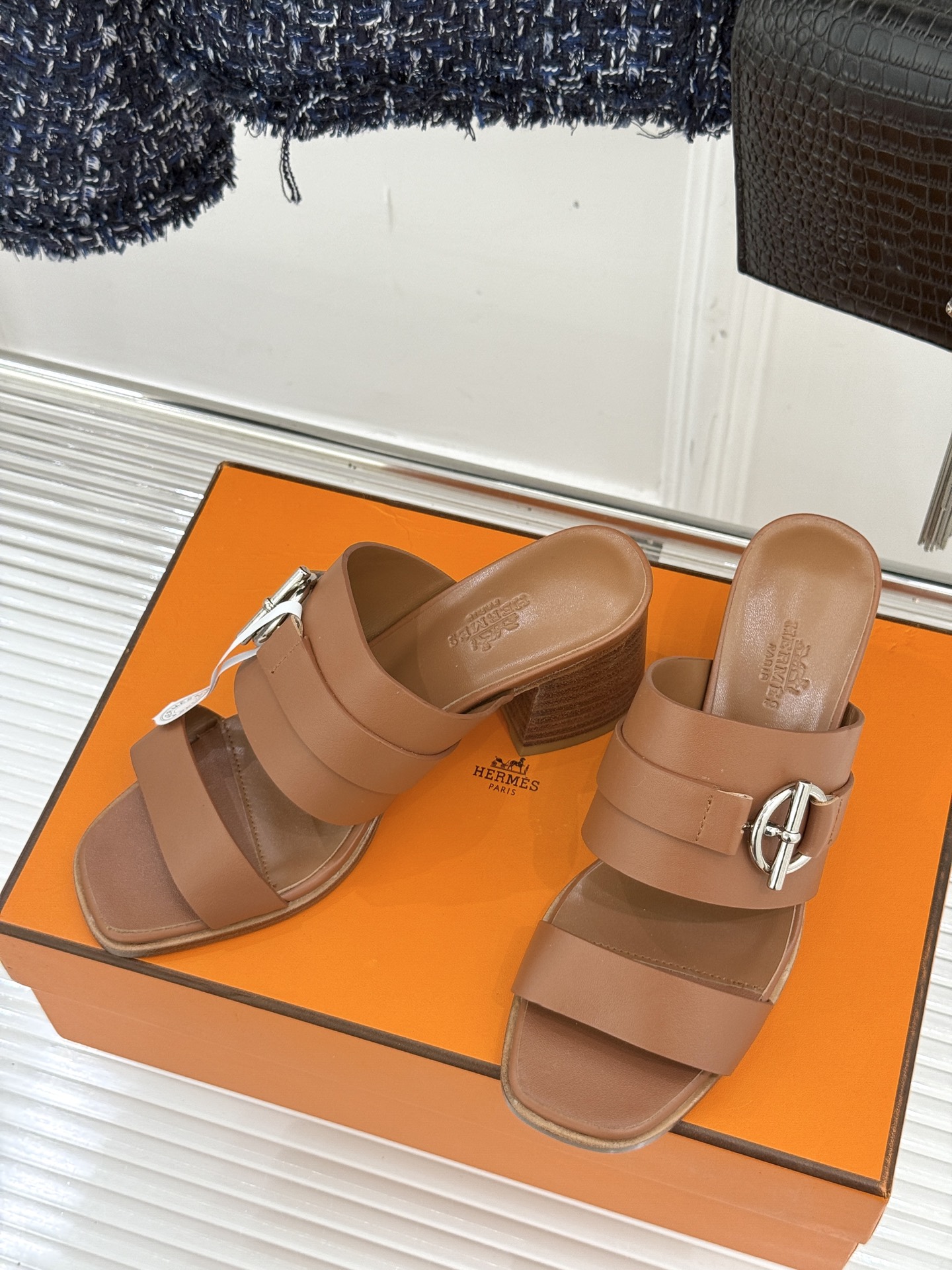 顶版 （配原版飞机盒）
Hermès/爱马仕经典防水台一字带
粗跟高跟拖鞋
极约复古的设计 浓厚的异域风