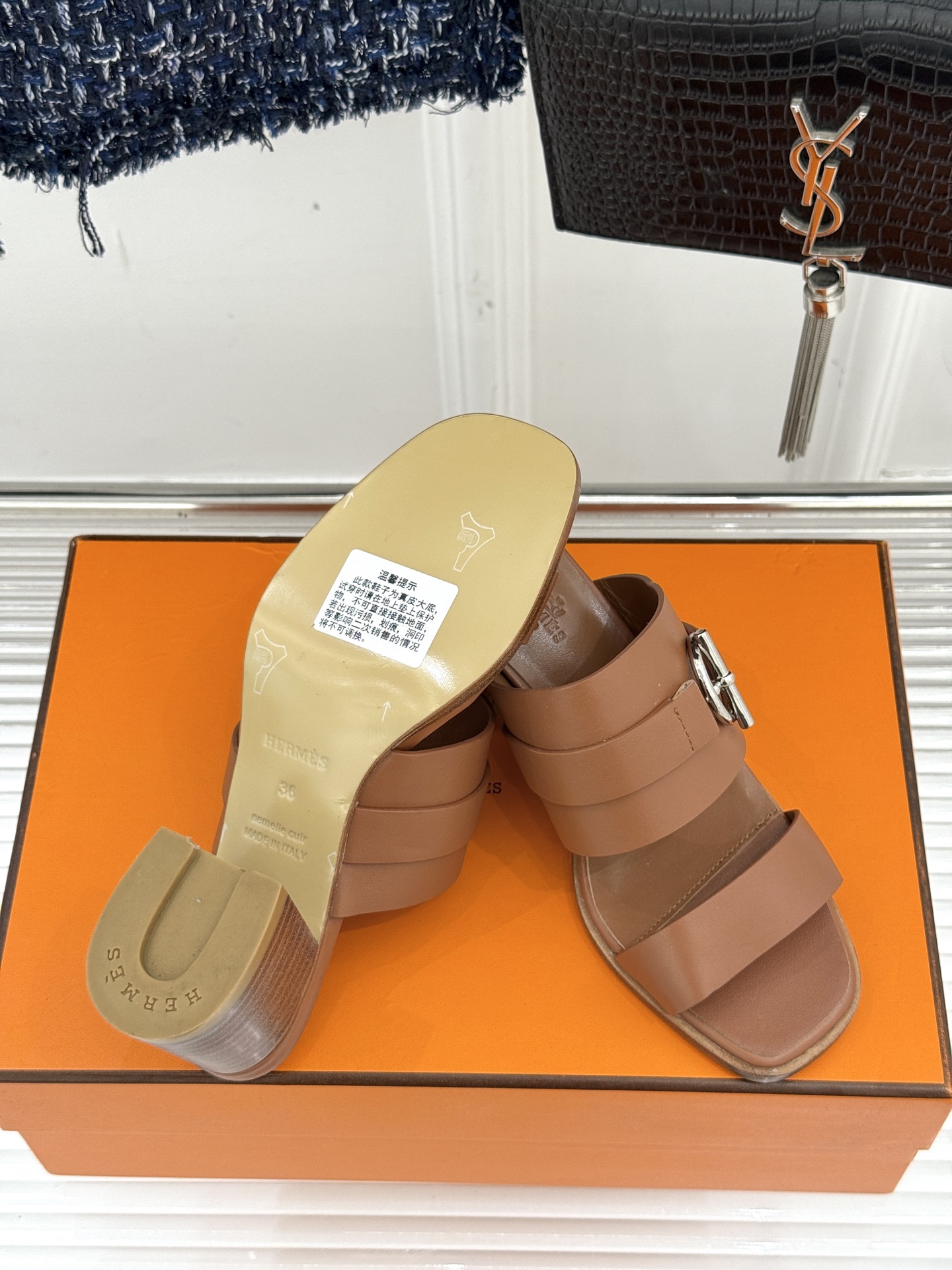 顶版 （配原版飞机盒）
Hermès/爱马仕经典防水台一字带
粗跟高跟拖鞋
极约复古的设计 浓厚的异域风